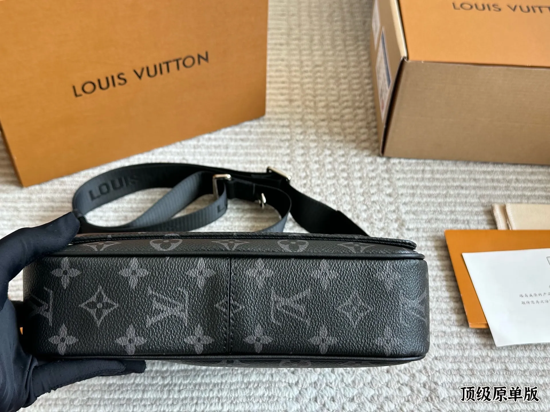 复刻版 牛皮 p200 Lv District 单肩包 #每秒都值得记录 DISTRICT 单肩包 M44000 尺寸:25*22*7cm 经典翻盖邮差包,轻便容量大又采用着经典黑花,虽然没有出众的相貌元素,但这反而增加了它的搭配性,百搭款!出街撞包几率相当低,多种背法,无论是日常出街还是上班族都是可以驾驭的一款!