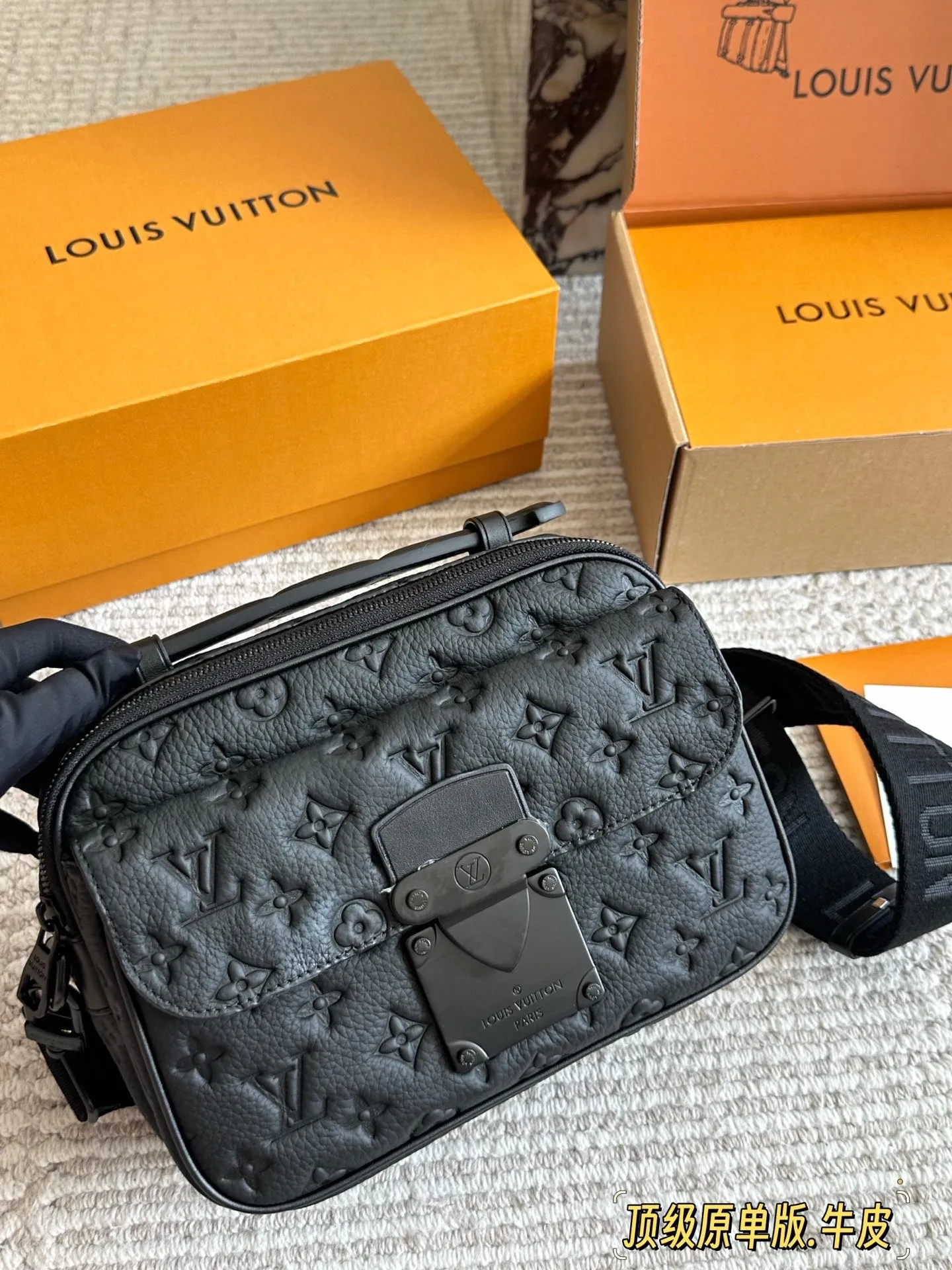 LV Slock新款男生包包p260 Iv最新一季又出了很多老花男包我可太爱老花了买到就,是赚到。拿到手的实物比照片好看。 Iv slocksling,老花的腰包本来就不多,这款配荧光黄色包边的可太亮眼了,感觉稳重的老花配了--丢丢调 皮。很多博主们都安利另一款S Lock的邮差包,有老花配黑色包边和蓝色包边两种选择,但其实个人感觉 18x8cm的厚度真的是过于厚重了(大小跟男款三合一差不多、但是更厚)所以个人感觉不太适合身高175以下的男生和小姐姐们。但如果贪恋大容量的话也是一个很好的选择。 优点是:比较小巧,对个子小的比较友好;男包亮黄色的配色比较少见。25*17