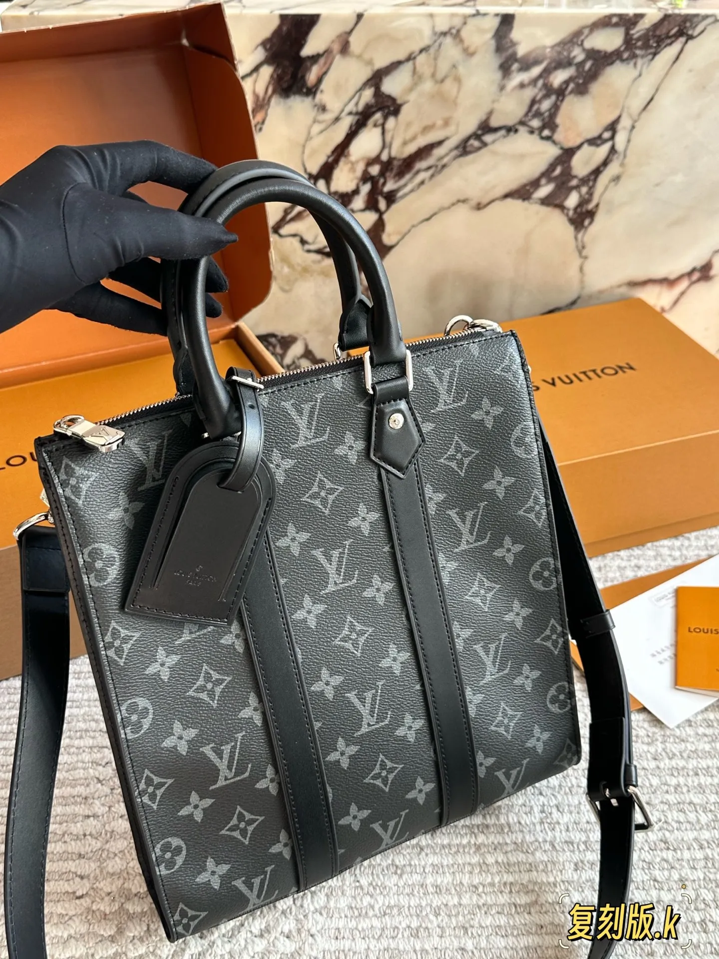 p220 配盒 lv 琴谱包 男包购物袋 万年不过时 专用LV面料原单五金 原版开模定制 男女同款 手感超软 超舒服 ⚠ 全部五金都带logo 配折叠礼盒尺寸 26 28cm