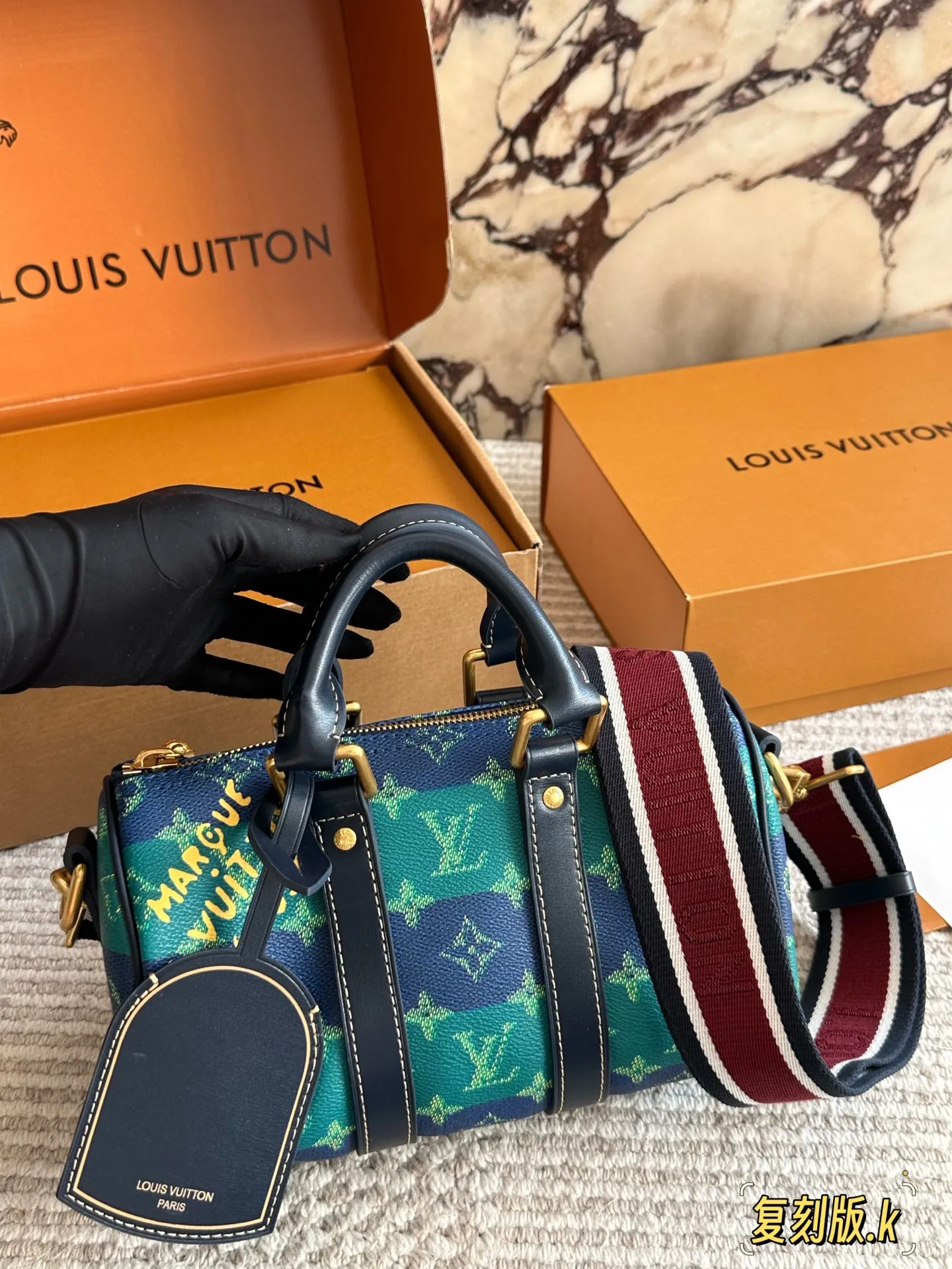 &yen;230 复刻版 Lv X Nigo Keepall xs 枕头包 手袋是一款理想的都市手袋。 标志性的造型与经典的 Monogram 帆布，加之多种携带方式和奢华的天然牛皮饰边为该包平添一份时尚前卫之感。尺寸：25 14cm全套礼盒