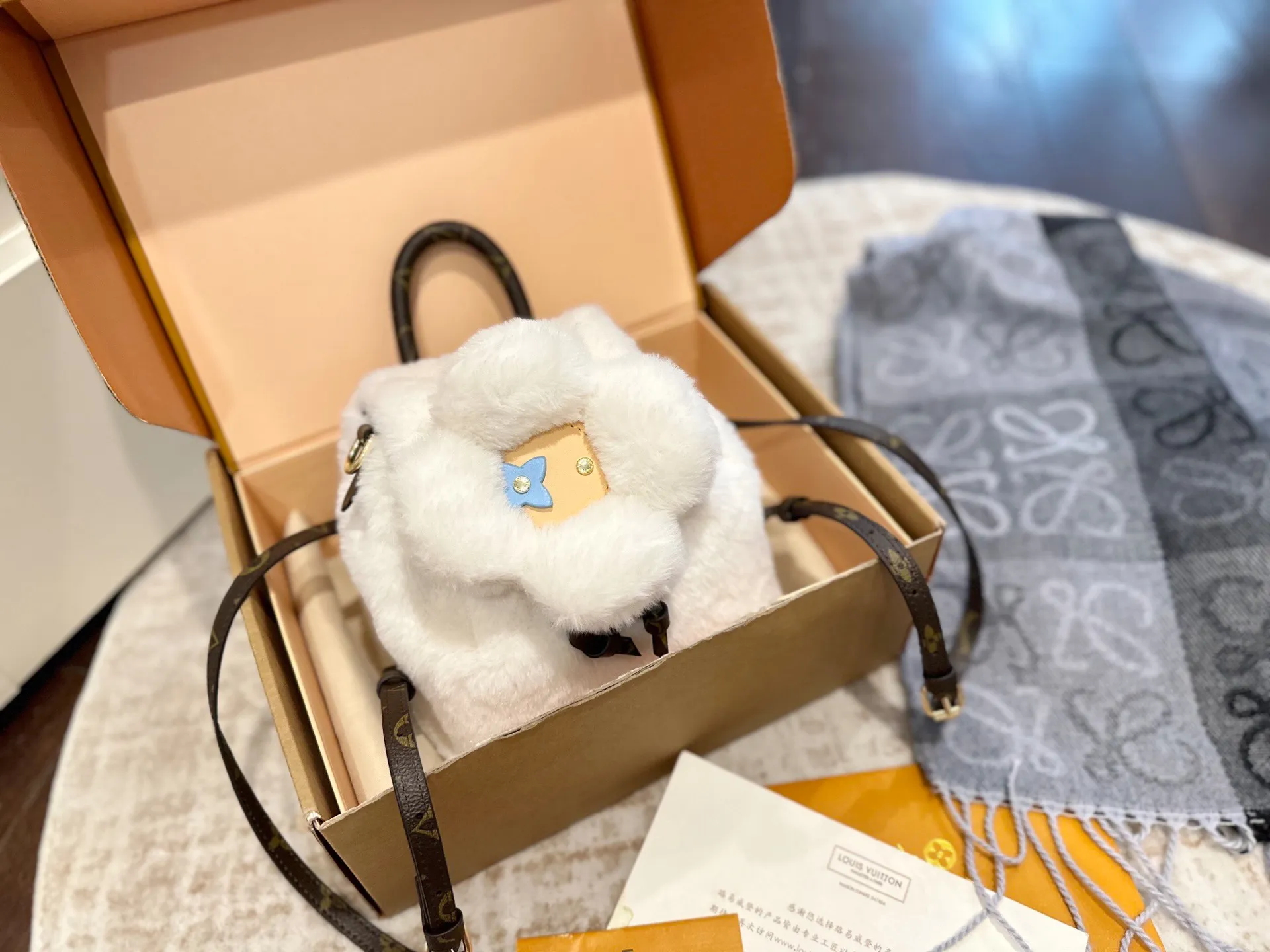 p120 礼盒包装 size 20 26 LV SKI滑雪系列vivienne Ski Snow系列 毛毛 双肩包 手机包 Louis Vuitton超限量Vivienne双肩包全日本限量发 等了一个月终于到货咯实物真的很可爱 容量感人 超可爱的手机包