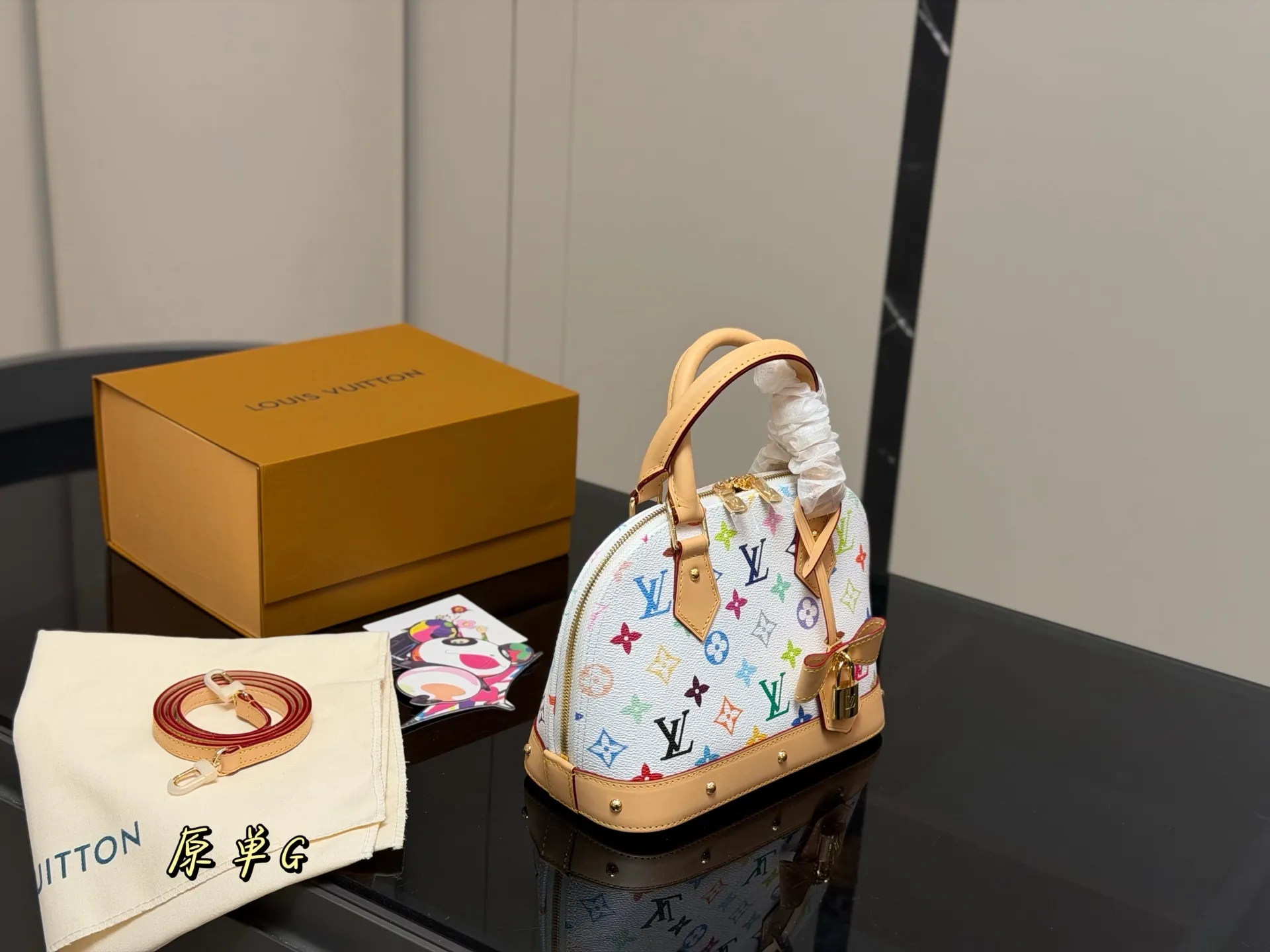 &yen;215 配折叠盒飞机盒 size：25*18cm Lv 这个白三彩 alma贝壳 太可爱啦！ 小巧又复古已经拎着溜达两天了~