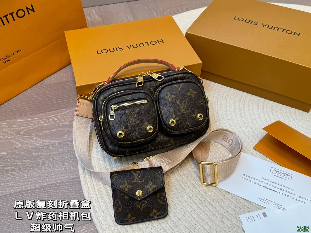 原版复刻¥205折叠盒 LV 炸药相机包 超级帅气的包,背上去就是这条街回头率最高的妞,逛街购物就可以背它,买的东西统统装里面,出差的时候也可以背它,配衣服是很A的!尺寸:19 12