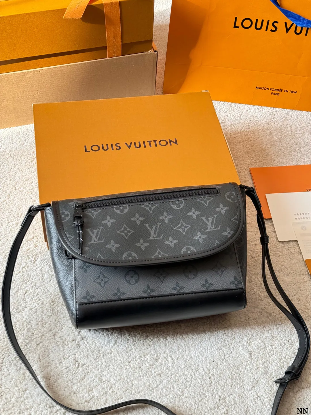 牛皮版本 p160 LV Pulse 邮差包 M12681 VLV Pulse邮差包M12681，黑色Monogram Eclipse涂层 帆布+牛皮饰边，低调又有辦识度艹。盖磁扣+外拉链袋，内部多夹层，收纳超方便！肩带可调节，单肩斜挎都OK，通勤休闲都能搭。 线绳拉链头设计，时髦又实用，是LV黑武士系列热门款，商务休闲都能轻松驾驭 尺寸 23 18cm