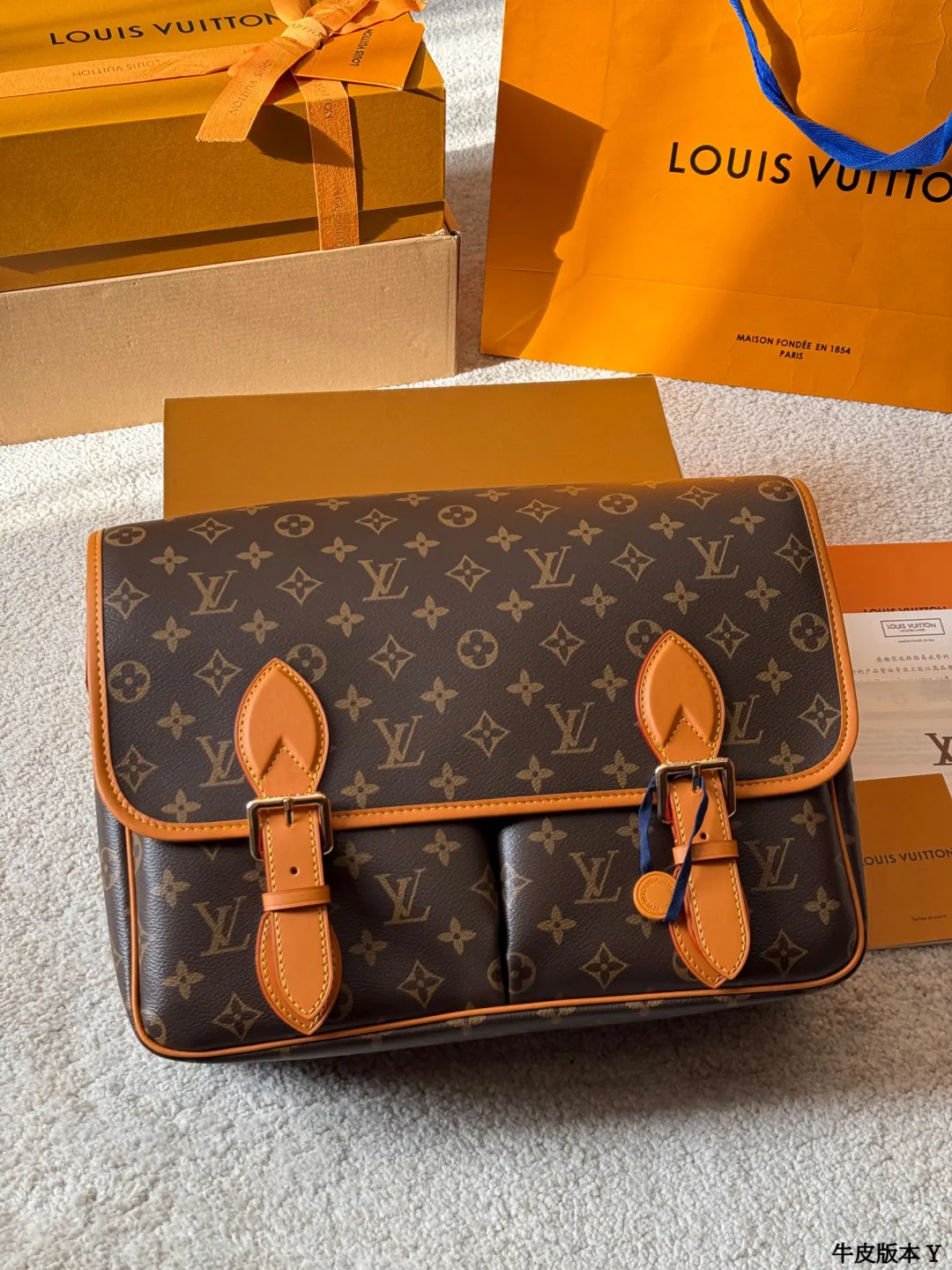 牛皮版本 p250 LV Satchel 邮差包 LV Satchel邮差包，经典Monogram老花帆布+深蜜色牛皮饰边，复古学院风满满！小巧精致，日常通勤、休闲出行都超适合艹。双扣设计+可调节肩带，单肩斜挎都OK，内部空间能装手机、钥匙、卡包等小物。灵感源自1930年代邮差包，实用又有收藏价值，男女都能轻松驾驭，搭配休闲或复古穿搭都很出彩 尺寸 35 26cm