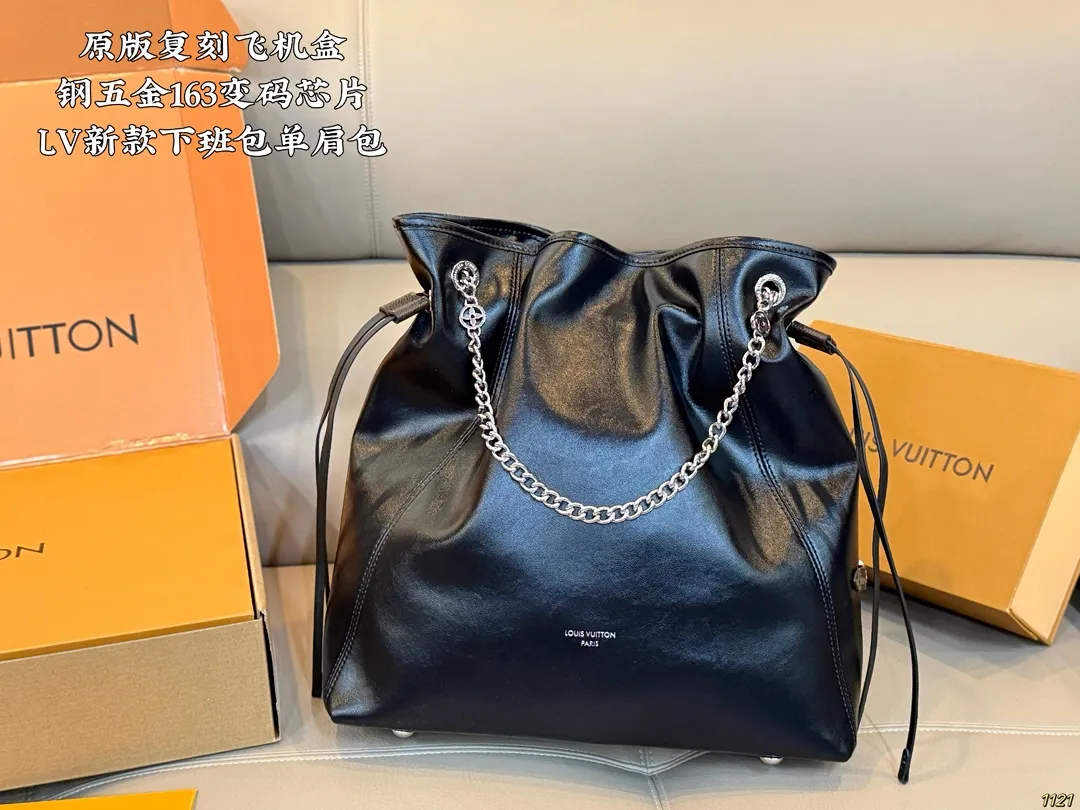 原版复刻&yen;220飞机盒 钢五金163变码芯片 8月新款LV OFF DUTY VIBE也叫&ldquo;下班包&rdquo; 背上它一键去除班味儿，化身都市丽人😍 甜酷中带着一丝儿随性慵懒 包包是抽绳设计，可以单肩也可以斜挎 下班背上它，说走就走 一起来开启下班模式 尺寸：中号单肩包35 37
