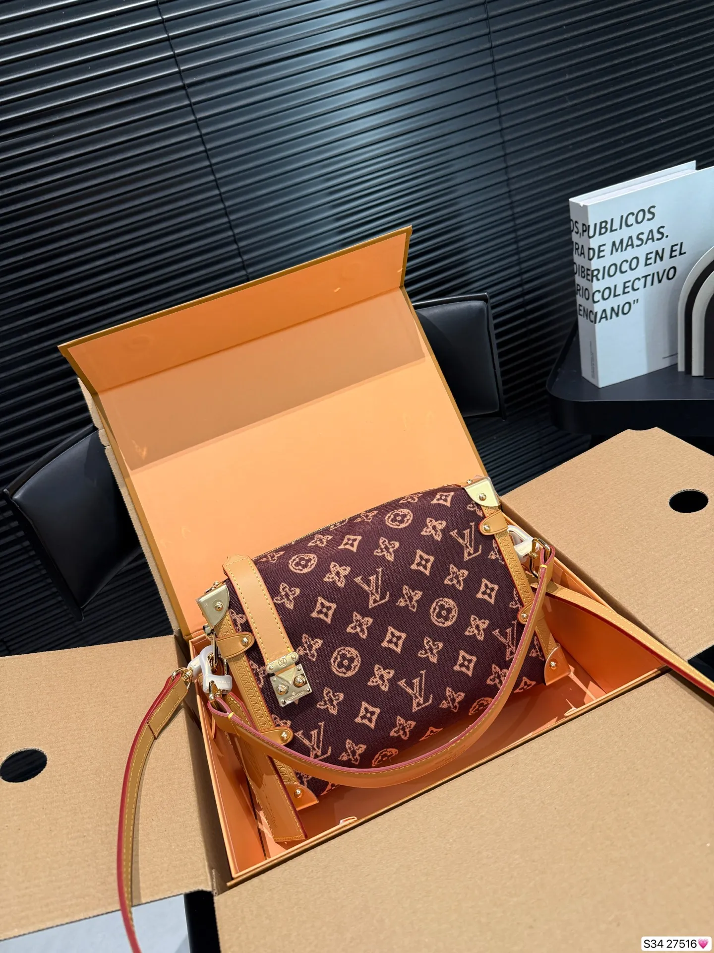 P220 配飞机盒折叠盒 LV 130周年限定来袭!村上隆三彩返场🥹 LV 130周年限定系列,这次是真的开挂了! LV谷爱凌软盒子来啦美到犯规💕 五金精致有分量,肩带长度刚刚好,单肩斜挎都很绝👏日常搭配T恤、牛仔裤,容量也很实用,手机、口红、粉饼等小物件都能装下~ 尺寸23 16 货号27516