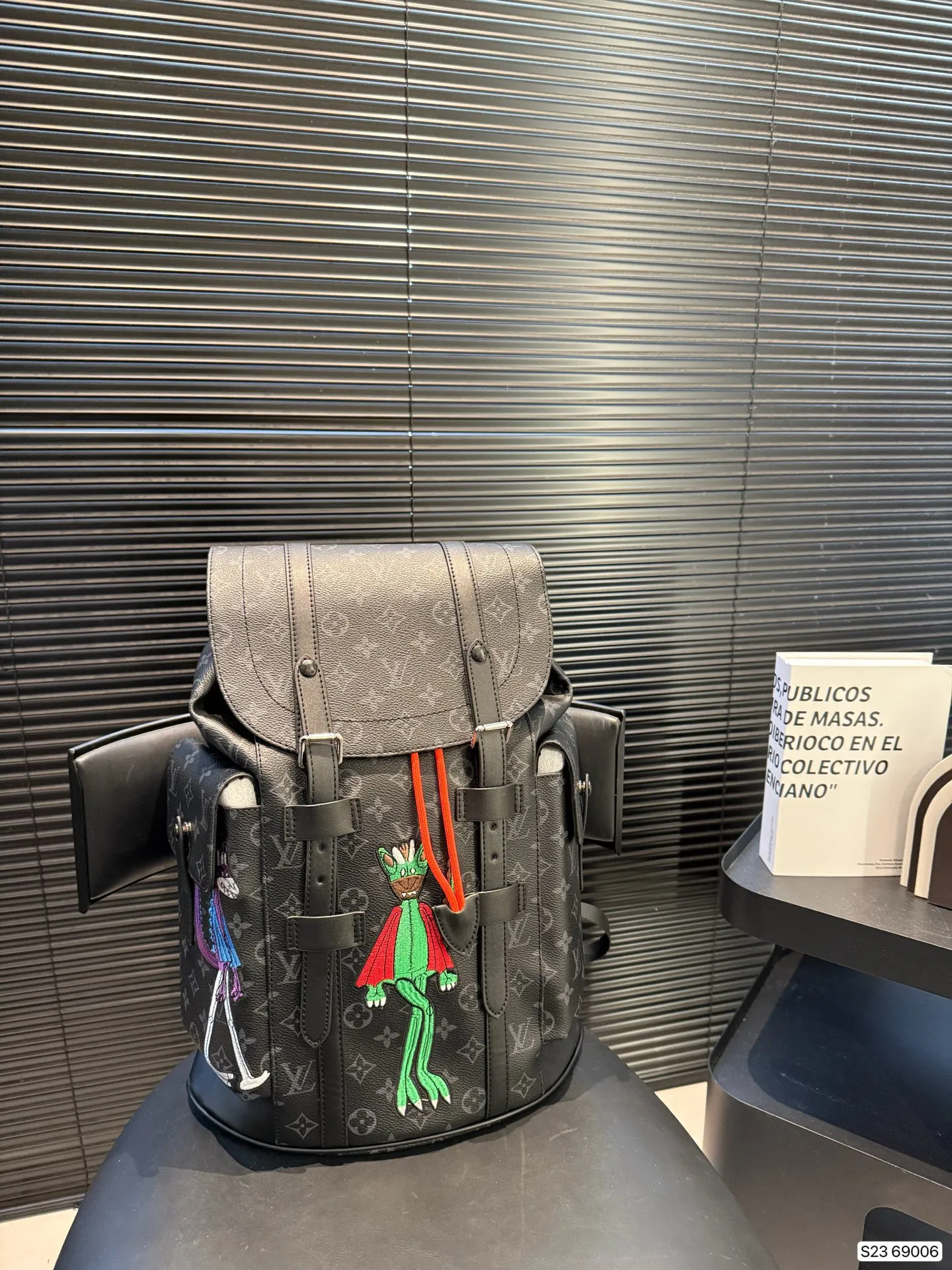 P165 Lv双肩包出货 超级耐磨 超级实用的款式 内衬带logo. 原版电镀五金带logo 这个包包的容量也很大 满足你出行的所有需求 必备的都可以装下 真的是很nice 尺寸 32 42 货号69006
