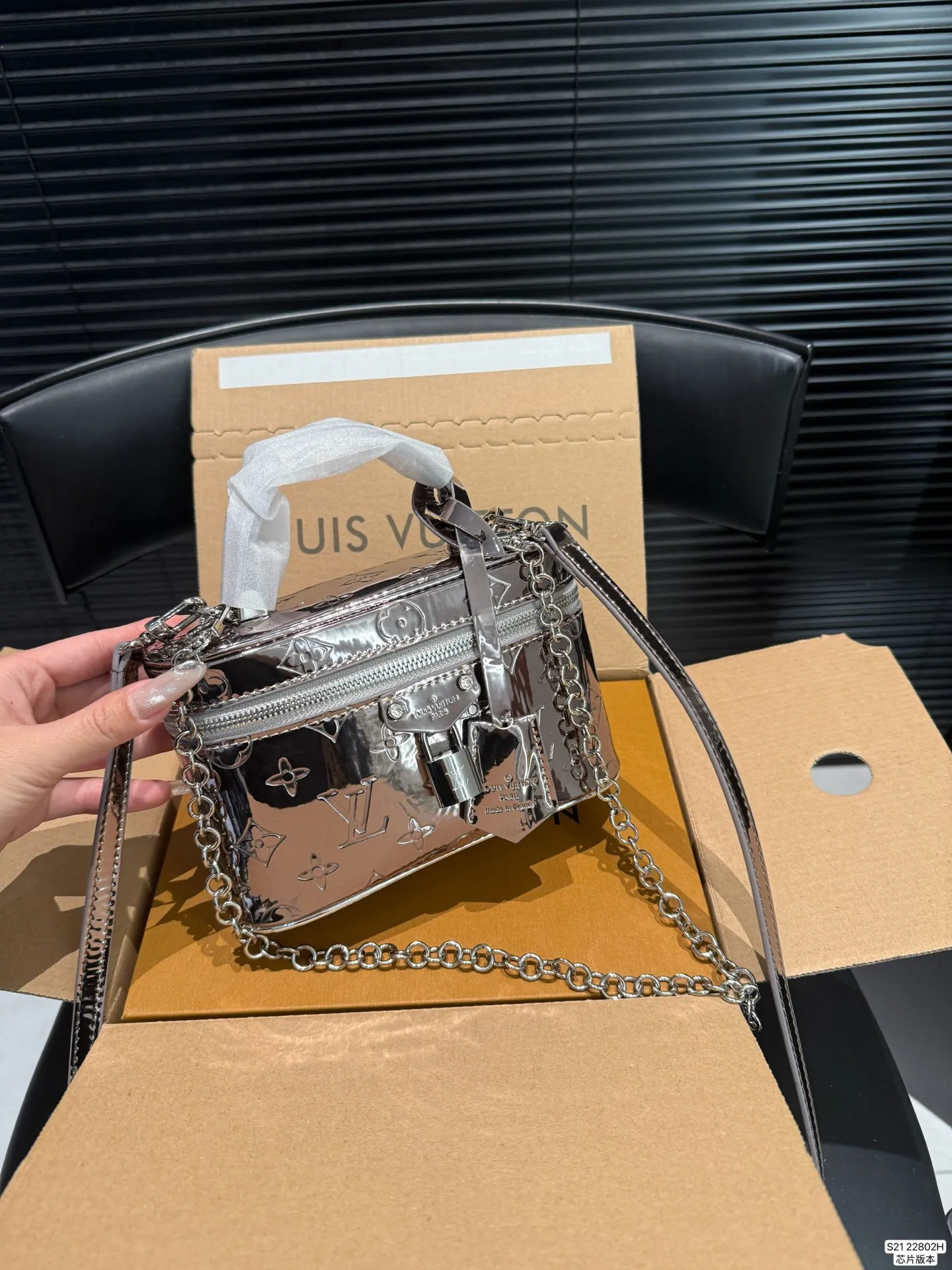 P155 配折叠盒飞机盒 LV新款小盒子，实物太美了！🤍🩶 被这个盒子美翻了！ 包柜里怎么能没有一只惊艳的包包呢！[皱眉R] 这只包谁拎谁美吧！做这个冬天❄️最闪的崽 🉑手拎🉑腋下🉑斜挎！别太实用了吧 尺寸19 12 货号22802