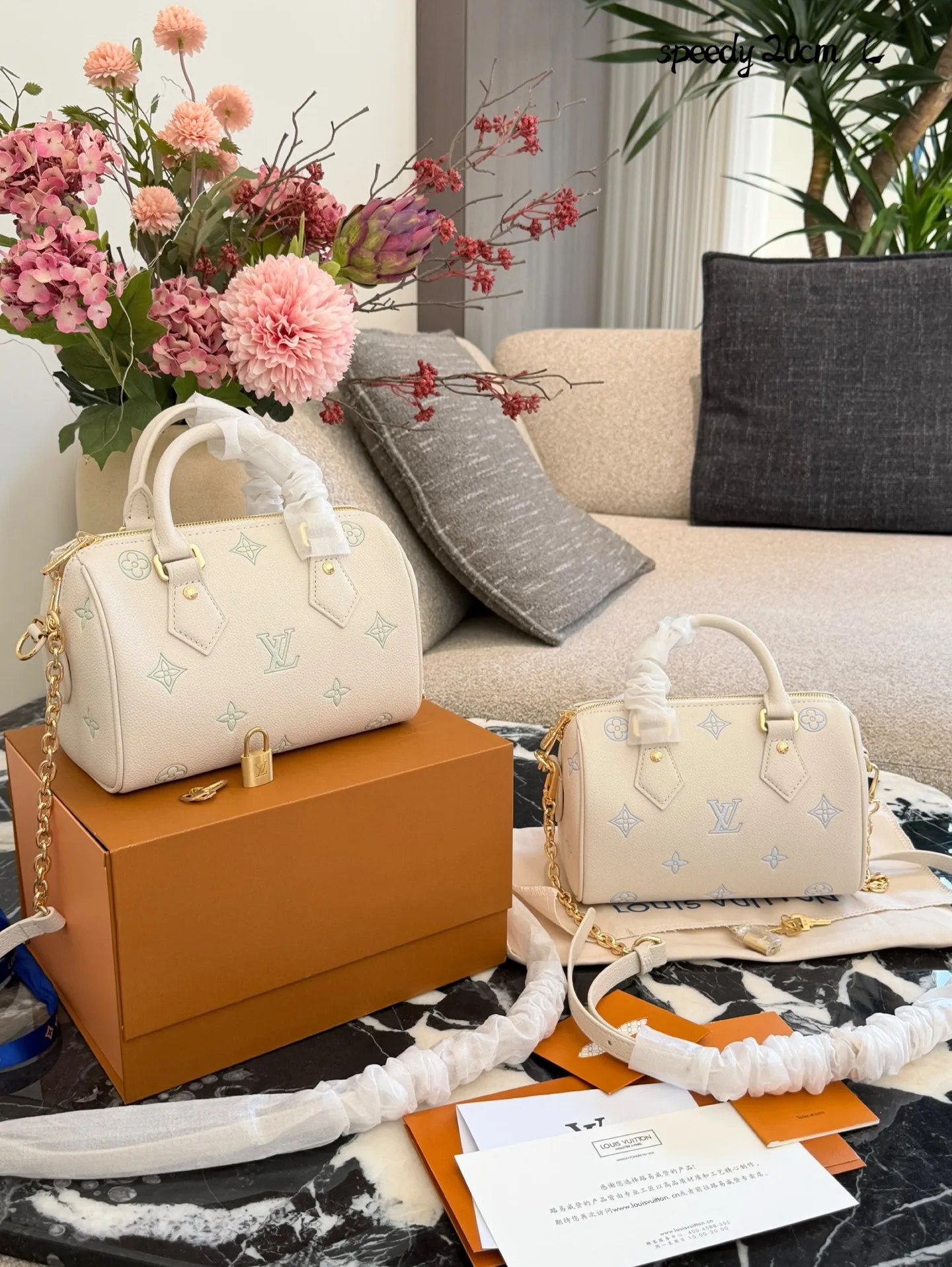 LV Speedy 20手袋p180 LV Speedy 20手袋，白色粒面牛皮+浅绿Monogram刺绣，清新优雅超有辨识度!金属锁扣+链条肩带，手提斜挎都OK，日常通勤、休闲出街都能轻松驾驭汁。内部空间合理，手机钱包都能装，实用又时髦，是LV经典系列的热门款，时尚感满分!