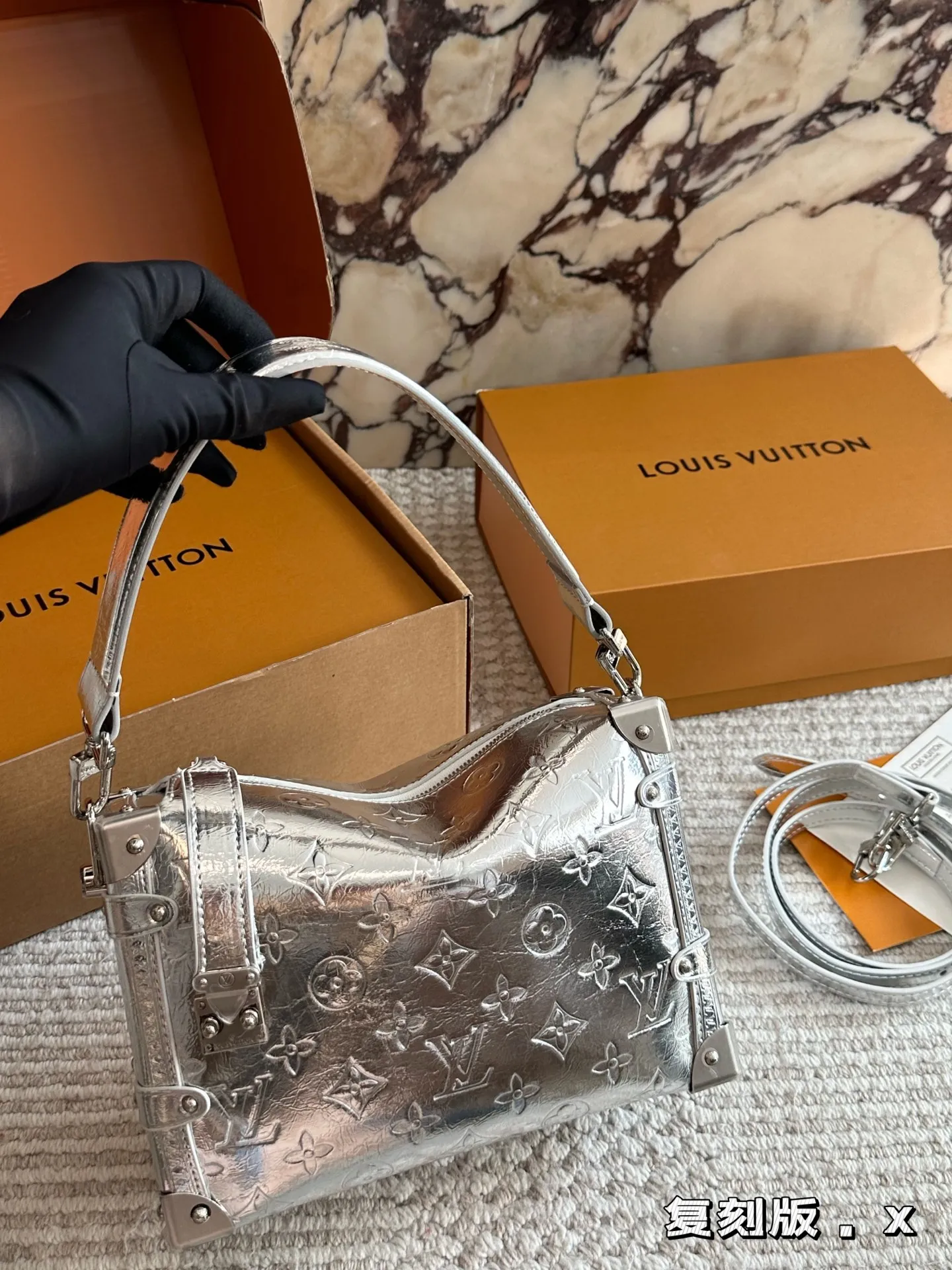 💰220 复刻版 size:23*16cm 超时空爆款 Lv 26王炸新款包trunk 谷爱凌 走秀小软箱s来了终于!!! 超级洋气 upupup 搜索🔍Lv 软箱子(盒子) 全套包装🎁