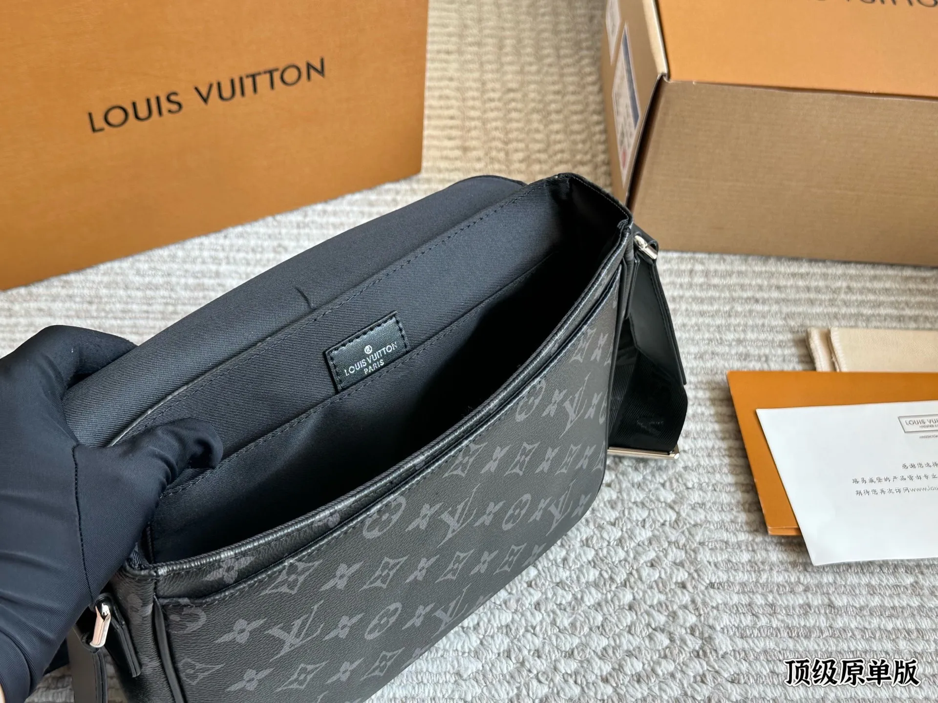 复刻版 牛皮 p200 Lv District 单肩包 #每秒都值得记录 DISTRICT 单肩包 M44000 尺寸：25*22*7cm 经典翻盖邮差包，轻便容量大又采用着经典黑花，虽然没有出众的相貌元素，但这反而增加了它的搭配性，百搭款！出街撞包几率相当低，多种背法，无论是日常出街还是上班族都是可以驾驭的一款！