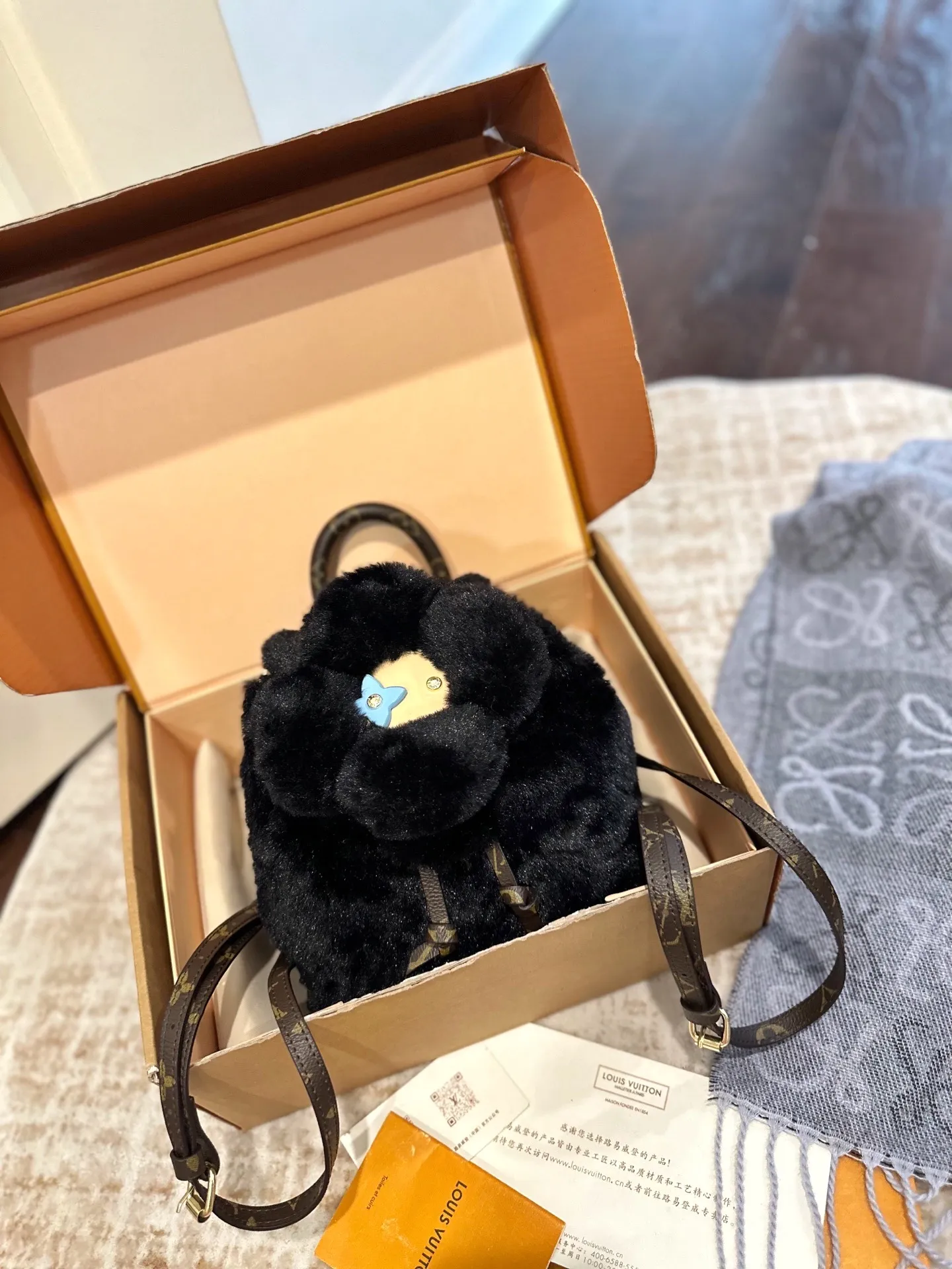 p120 礼盒包装 size 20 26 LV SKI滑雪系列vivienne Ski Snow系列 毛毛 双肩包 手机包 Louis Vuitton超限量Vivienne双肩包全日本限量发 等了一个月终于到货咯实物真的很可爱 容量感人 超可爱的手机包