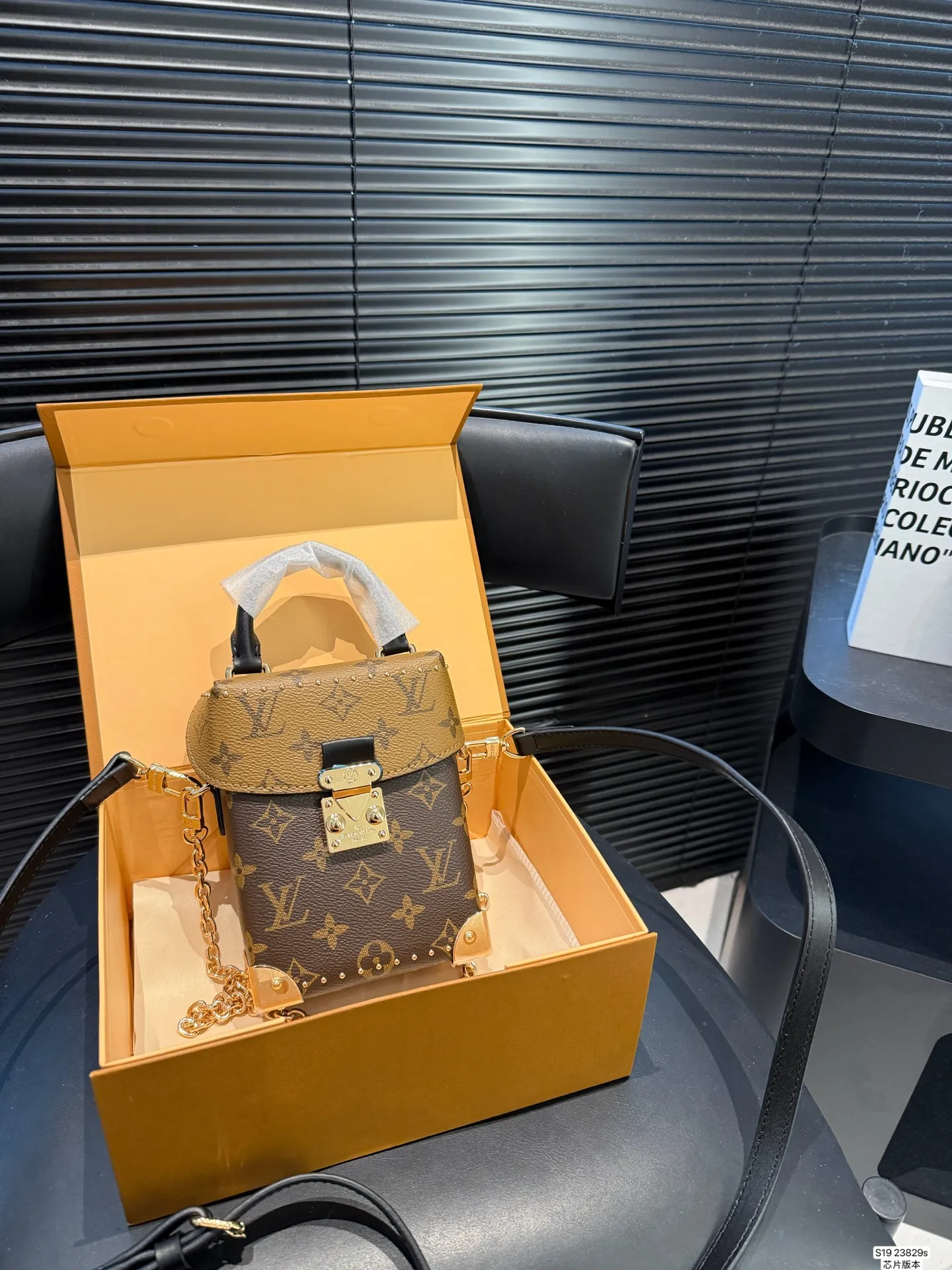 P145 配盒子 Lv手机包芯片版本 LV | 老花新款Metis手机包圃首发实拍分享LV 能放下16PROMax啦 出门特别方便 链条是和金属拼接，时髦感满满! 尺寸：12 17 货号23829s