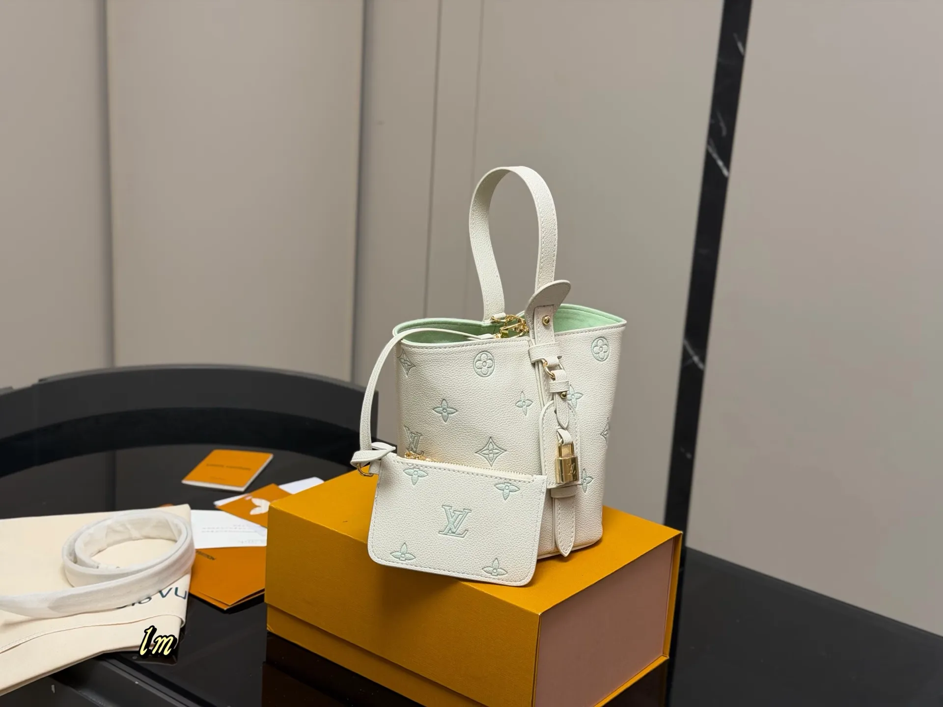 ¥180 配折叠盒 LV中古包又一位当红炸子鸡来咯!! 一只看似中古中矩却又有点标新立异的包。 水桶包 尺寸:18.17cm