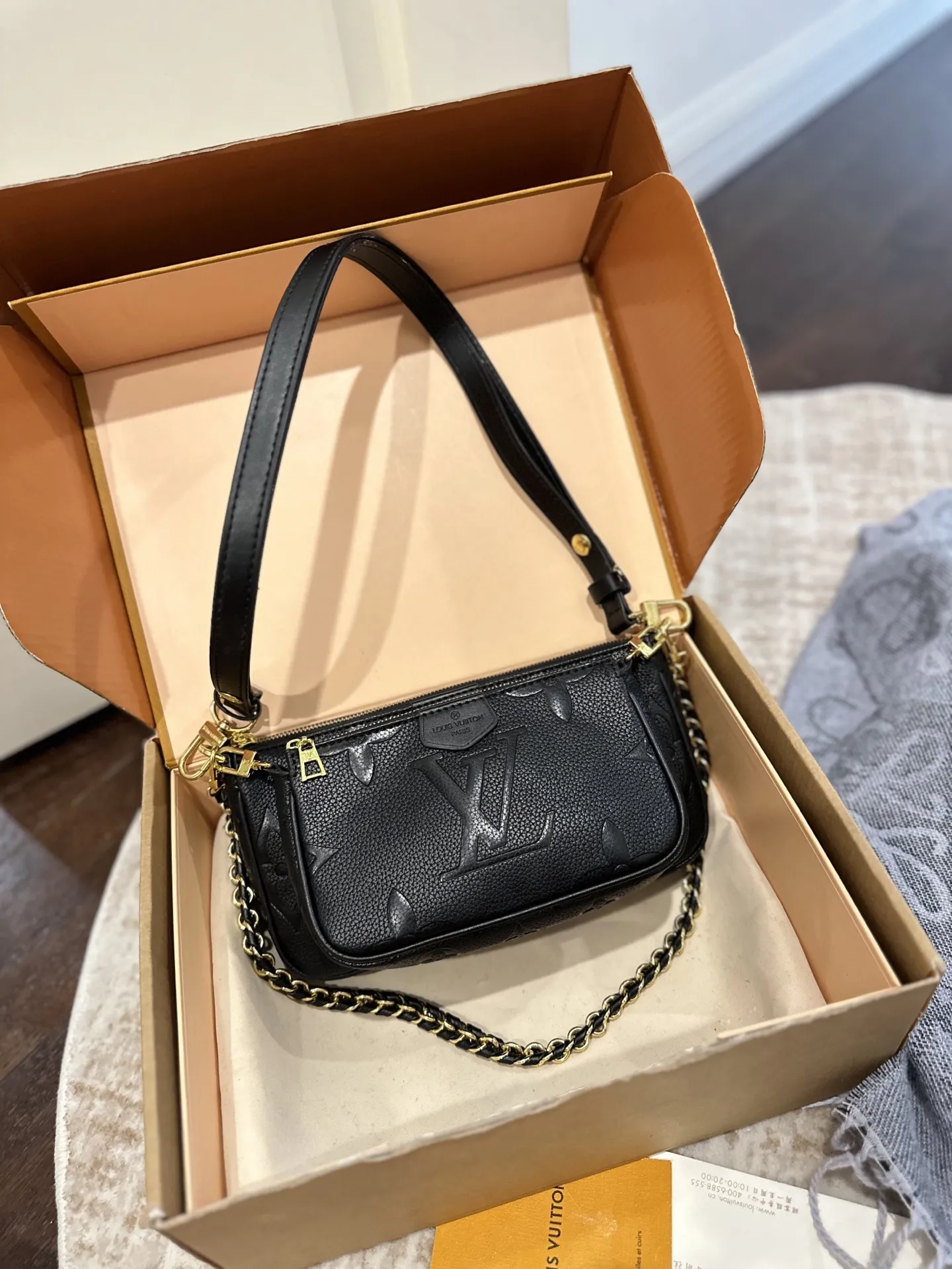 p125 折叠礼盒包装 LV 三合一&rdquo;麻将包有点酷 lv三件套Multi Pochette Accessoires，这两年一直流行的复古风潮，这回再度刮回了经典Monogram上面，丰富的配件赋予了包包无穷的背法，高级变色皮，高级感十足，冬天的话也比较百搭，强烈推荐 ！ 尺寸：大24*13cm 中18*11cm 小9*9cm