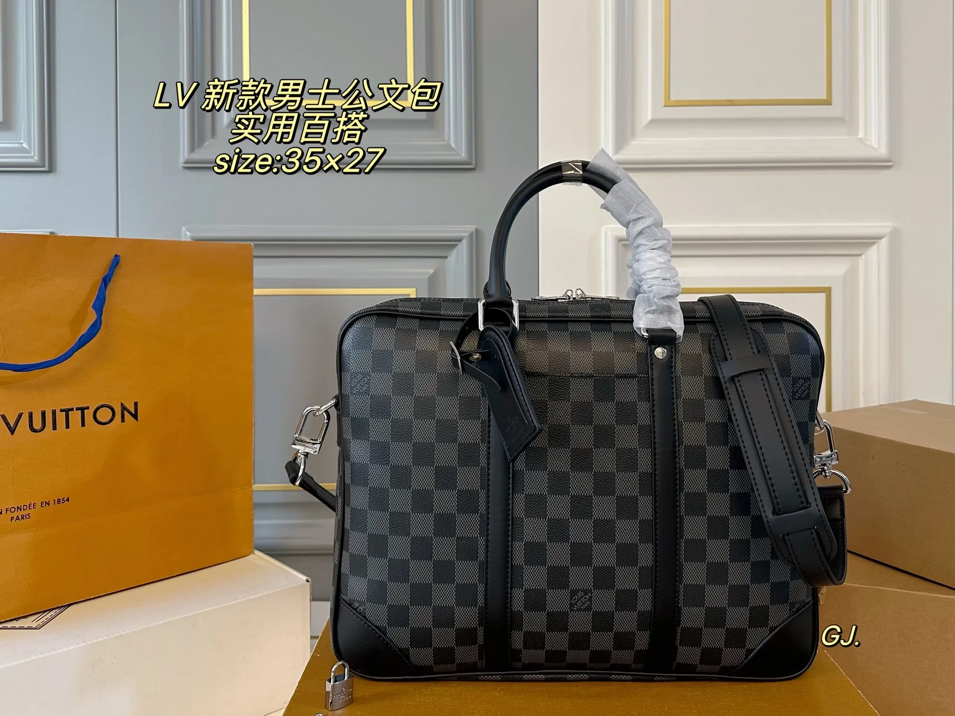 P170(无盒) size:35×27 LV 路易威登新款男包公文包❤️ 空间超可,🉑️容纳13寸笔记本 🉑️拆卸并可调节的肩带舒适肩背 实用又精致,各种场合都适合❗️