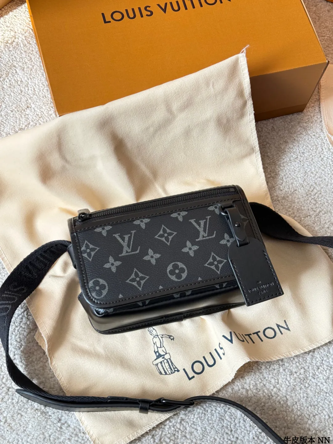 牛皮版本 p155 LV 黑花 Soft Trunk 盒子包 VLV Soft Trunk黑花盒子包，经典Monogram Eclipse黑花图案，低调又有辦识度！涂层帆布＋牛皮饰边，质感满分。配可调节肩带，单肩斜挎都OK，日常通勤、出街超百搭。内部空间合理，手机、卡包、钥匙轻松收纳，拉链开合更安全全。男女都能驾驭，时尚又实用，LV热门款必入 18.5x13x8cm18.5x13x8cm