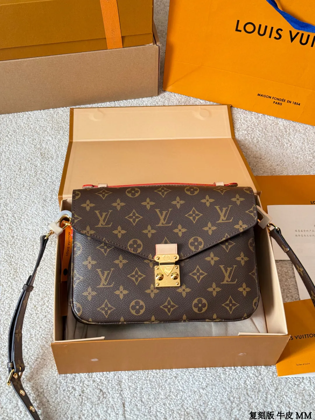 复刻版 牛皮 p260 Lv Pochette M&eacute;tis 邮差包 复刻版 牛皮 邮差包老花手提单肩斜挎包，优雅低调的外形设计和宽敞的包身更加入了实用性，LV闪亮的纯钢金色五金配件- 可调节肩带，配有树糕皮的肩垫，拉链闭合 超细纤维内衬 尺寸：25*20cm