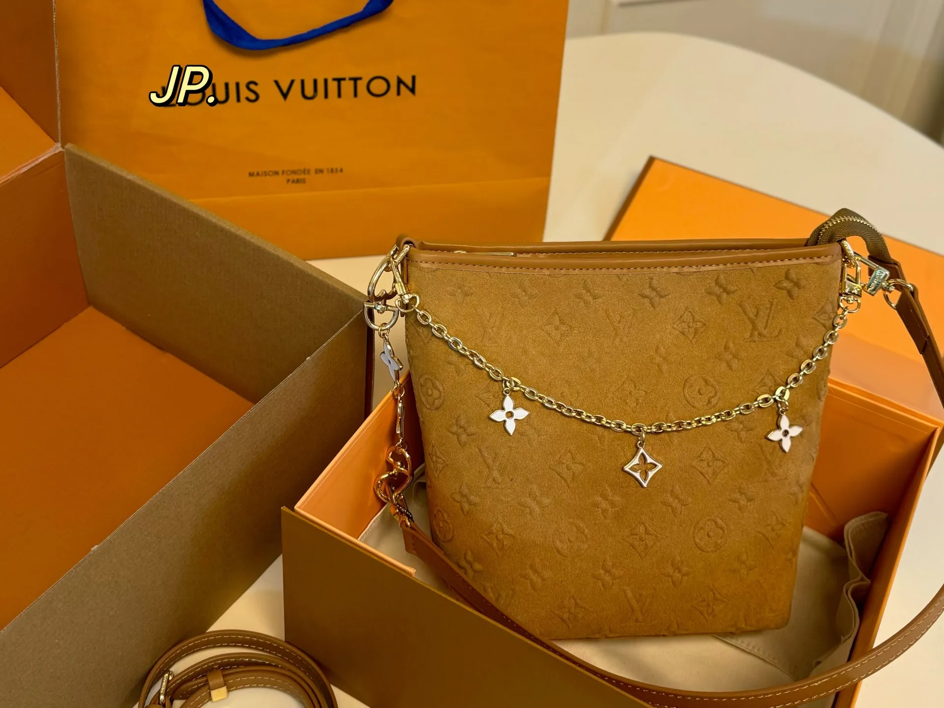 P165(折叠盒飞机盒) size:17×20 LV路易威登麂皮绒中古链条水桶包💕 超级耐看的经典配色! 采用桶状设计,容量十足 配有长肩带,多种背法 日常出街、通勤,低调又百搭‼️