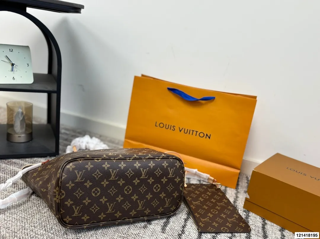 p135 全套包装LV 经典购物袋 Neverfull 全新演绎经典手袋,探索袋内精致细节。重新设计的内袋采用了清新的织物内衬和灵感源自档案馆的复古细节,最值得称道的莫过于可脱卸式拉链手包,它既可单独作为一只精致手拿包使用,亦可作为额外的口袋。明快的内衬色调为 Monogram 经典帆布增加了更多活泼生动之感。尺寸33 30