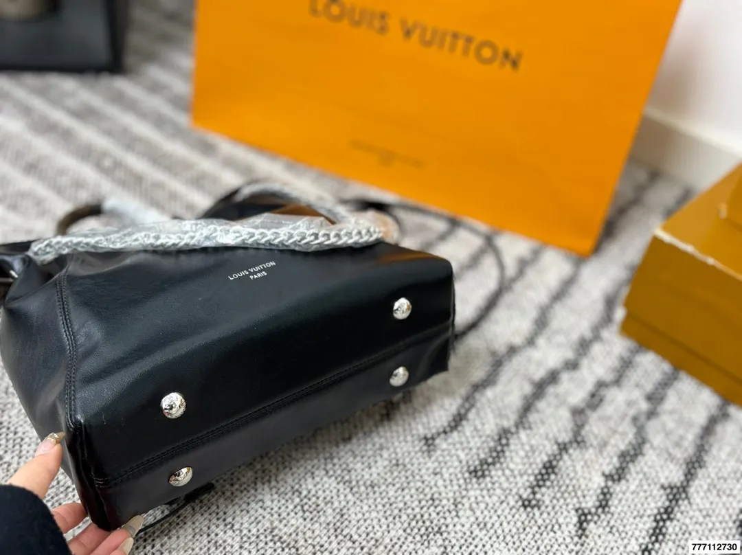 p190 超纤半钢五金 配礼盒 LV 福袋水桶包. 真的很高级 日常通勤简直绝配 可盐可甜 极致美感 绝美女孩就是你尺寸：26.24