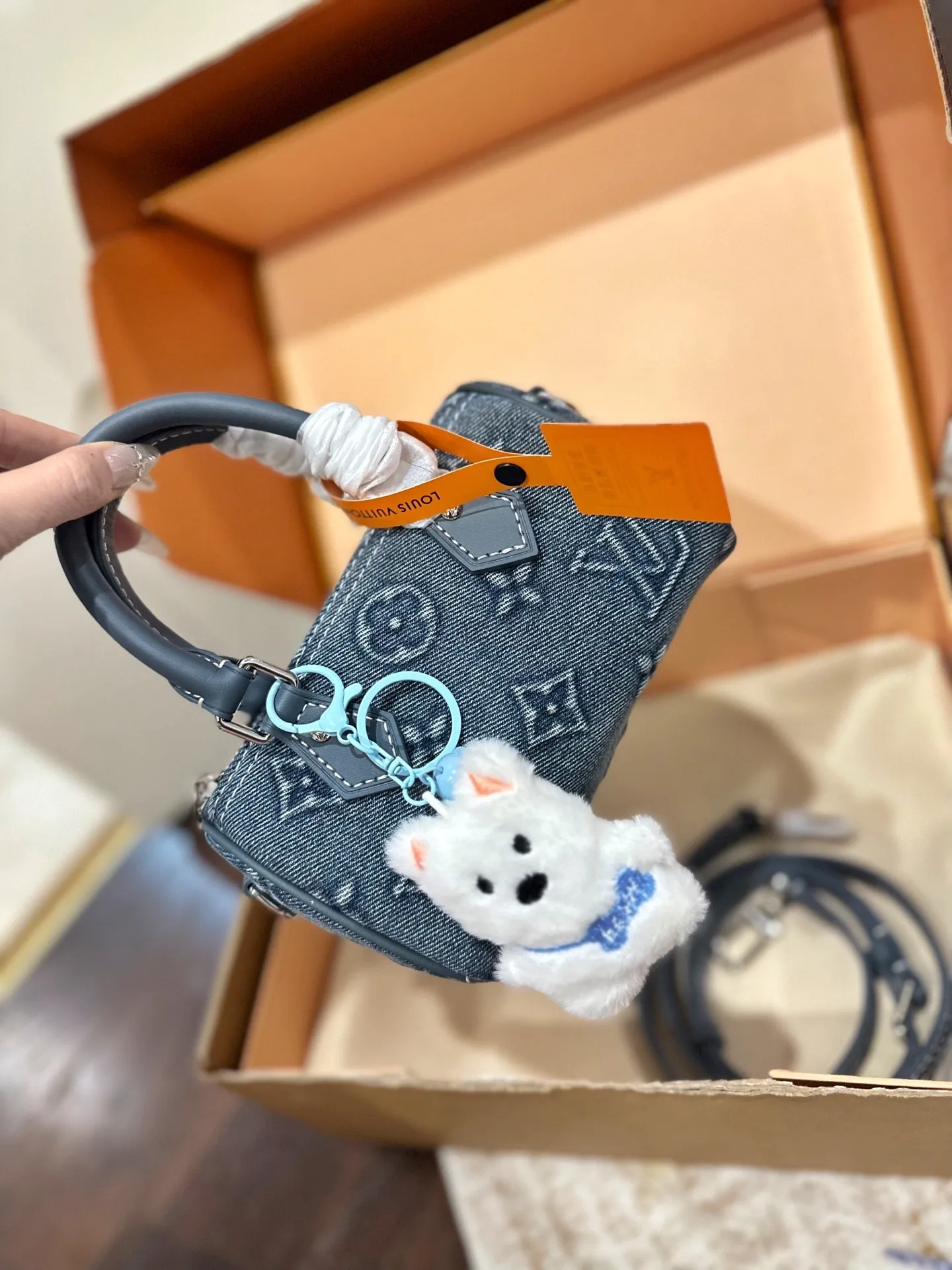 变码芯片p130 送挂件 官网双盒包装 size:16*10cm L家 永远经典Speedy Nano 将欢愉注入每个设计细节! LBuy限量呈献 全新圣诞 设计的 Vivienne Winter Holiday