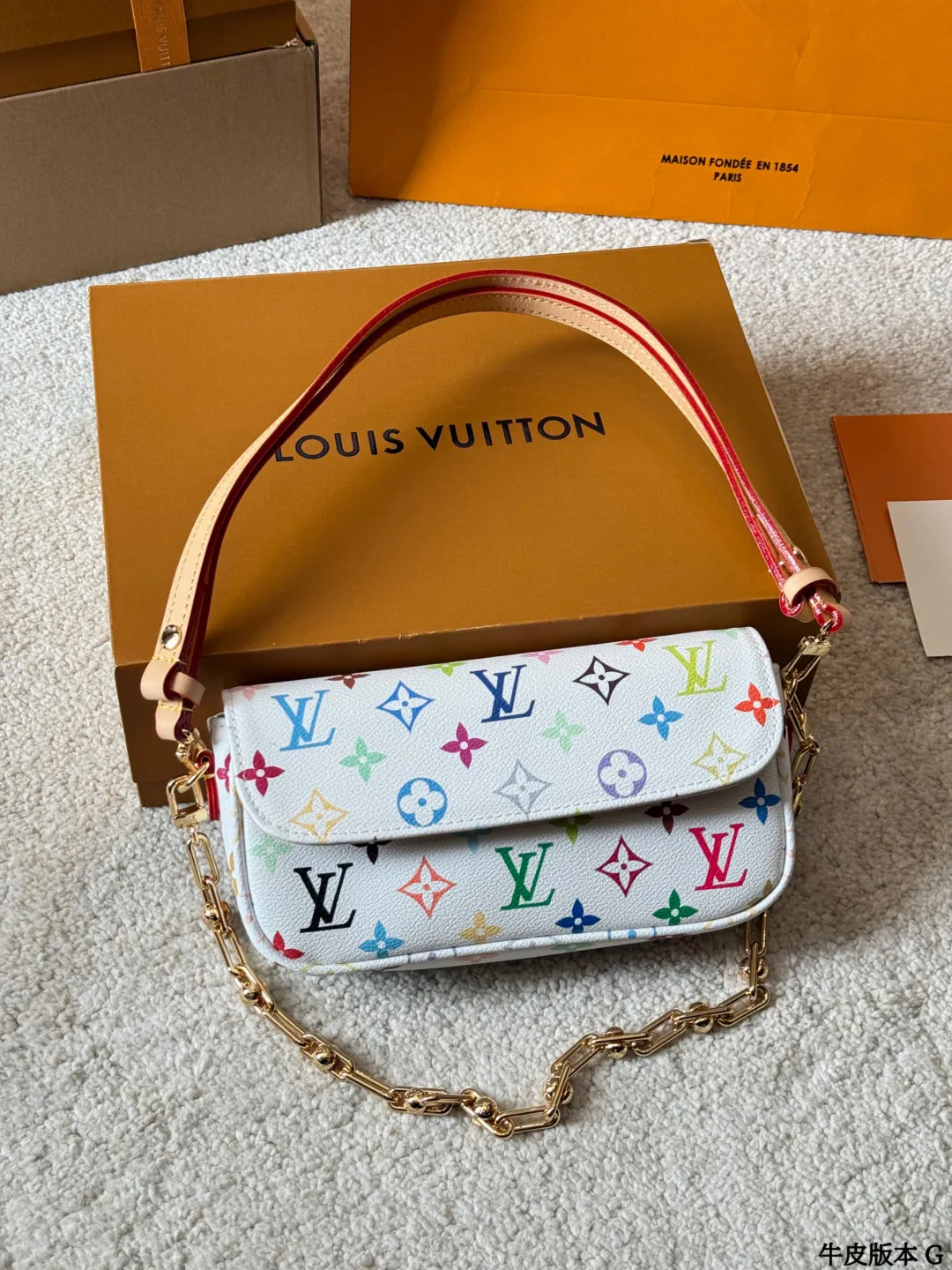 牛皮版本 p200 2025新款 LV/路易威登 WALLET ON CHAIN IVY腋下包 ~~LV ivy链条包 也是这两年的大爆款 两根肩带 包里面有做分层就很实用 尺寸22 13cm