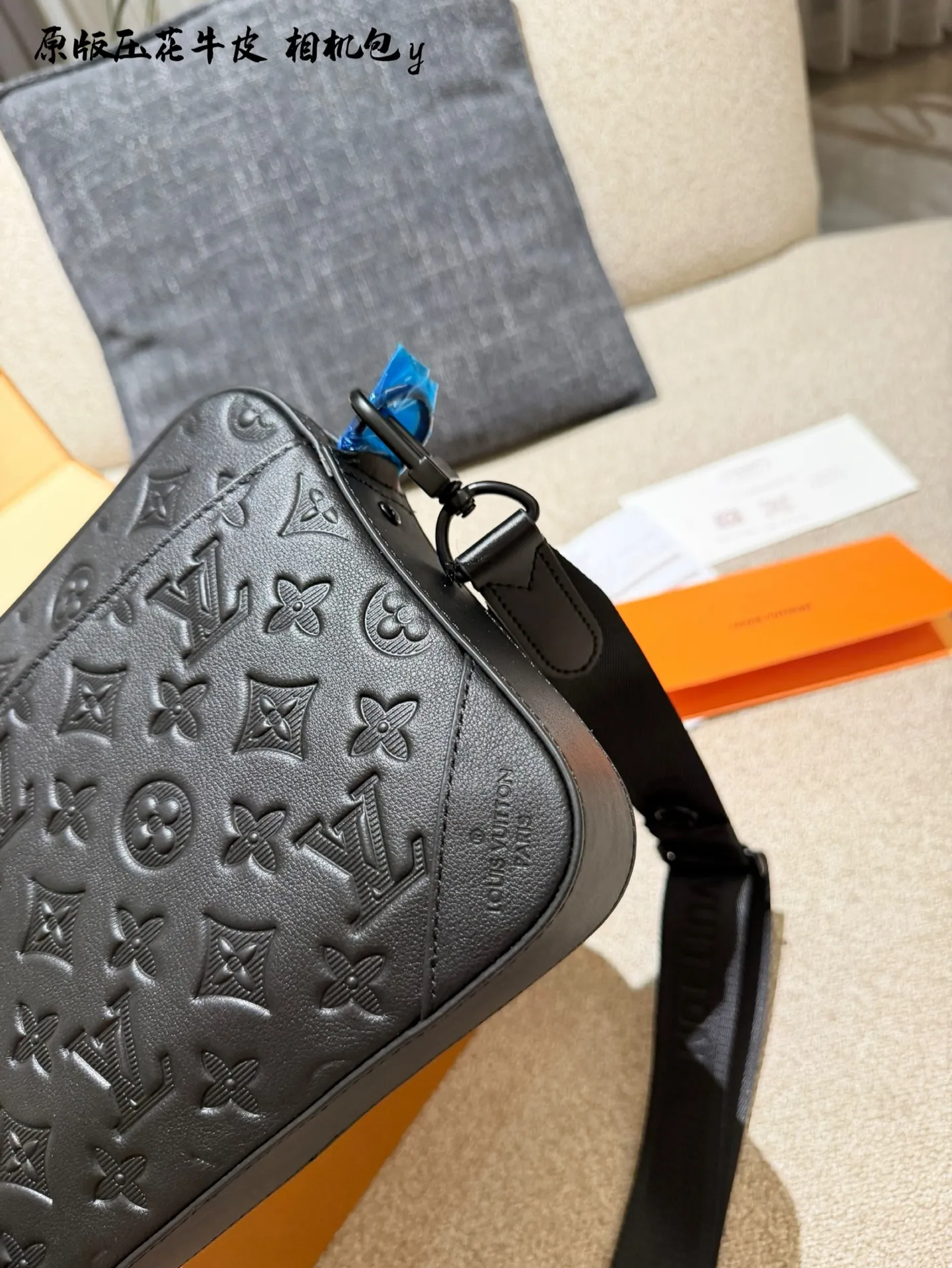 p210 LV TRIO黑武士邮差包,相机包 黑色全皮压花款,牛皮配黑色磨砂五金,酷酷的很有范儿,25x18.5x7cm:25x18.5x7cm 配盒子