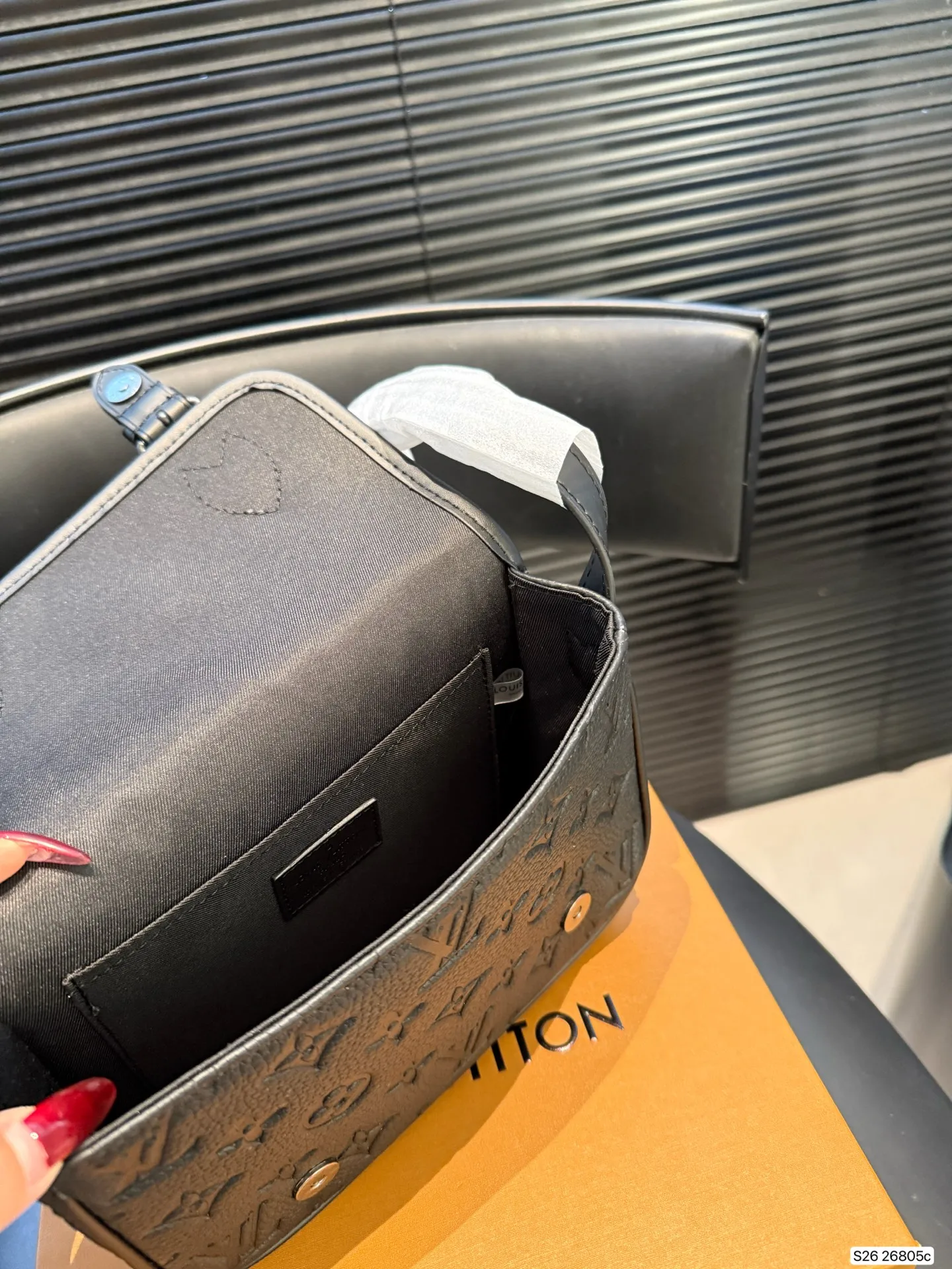 P180 配折叠盒 牛皮Lv邮差 真被这个LV小包惊艳到 之前的大邮差终于出小版了! 变小后更加精致了 而且放手机等物品无压力 尺寸:20 16 货号26805