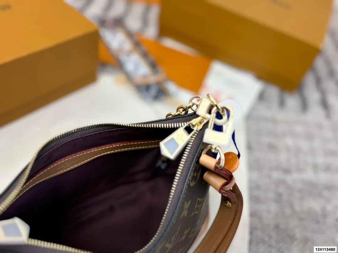 p160配礼盒🎁 Lv 牛角包 单肩斜挎中古 vintage包包v老花村上隆限定薇薇安女包LV老花限定 !超美!好多网红潮人都在背 单肩斜挎背这款包看着简单,搭配起来特别有范!被外观真的迷倒 尺寸:26*9*15cm