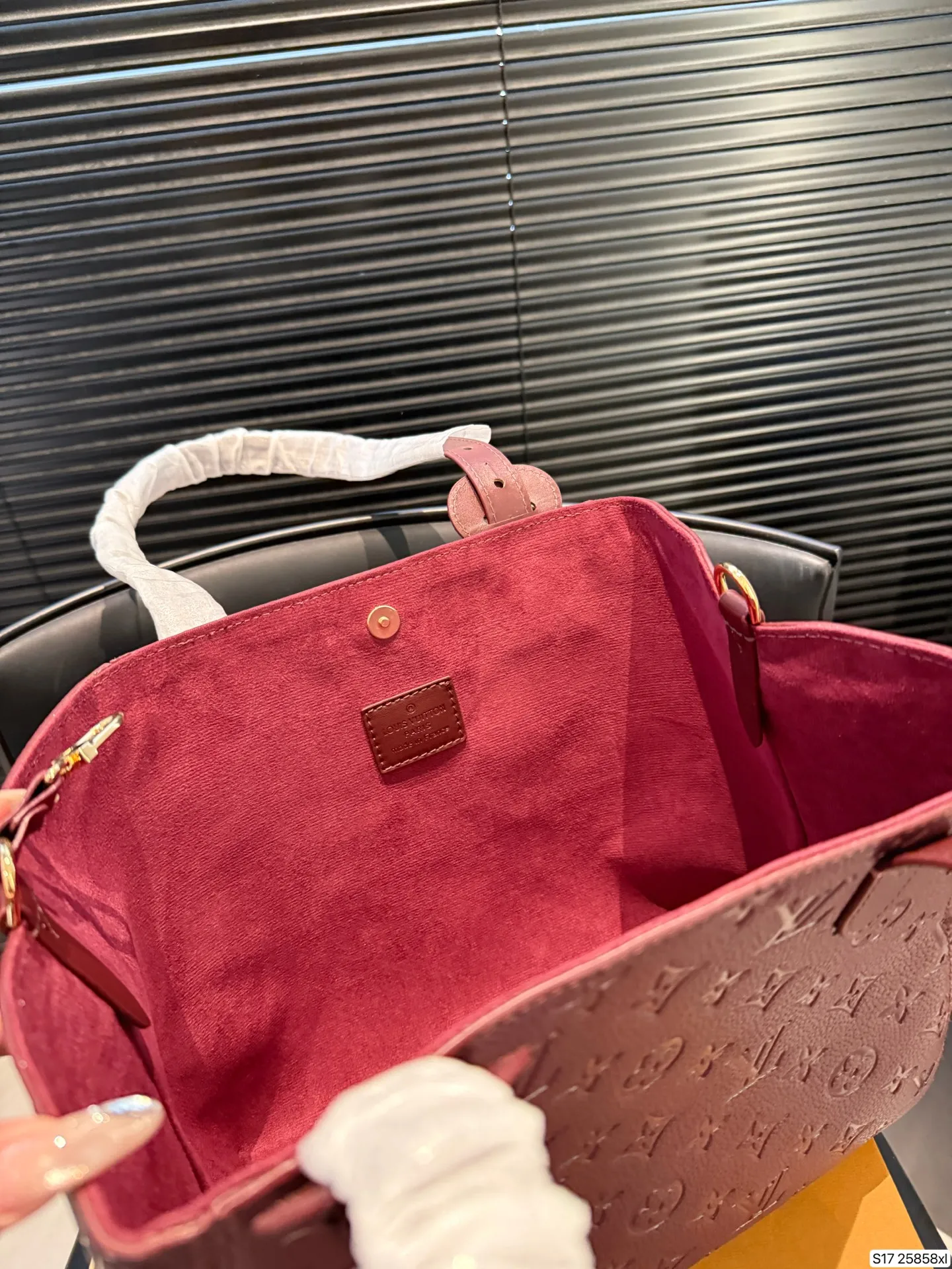 P135 配折叠盒 LV新款 all in one实拍,又优雅住了 LV皮质款一如既往的有质感哇🎊 这次出了黑色和大象灰两个颜色 比较低调一些,会更有质感 高质感轻松拿捏啦 尺寸28 25货号25858