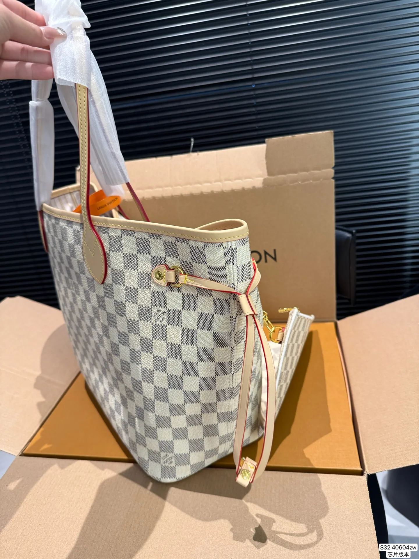 P210 配折叠盒飞机芯片版本 LV 经典购物袋 Neverfull 全新演绎经典手袋,探索袋内精致细节。重新设计的内袋采用了清新的织物内衬和灵感源自档案馆的复古细节,最值得称道的莫过于可脱卸式拉链手包,它既可单独作为一只精致手拿包使用,亦可作为额外的口袋。明快的内衬色调为 Monogram 经典帆布增加了更多活泼生动之感。尺寸31 29 货号40604