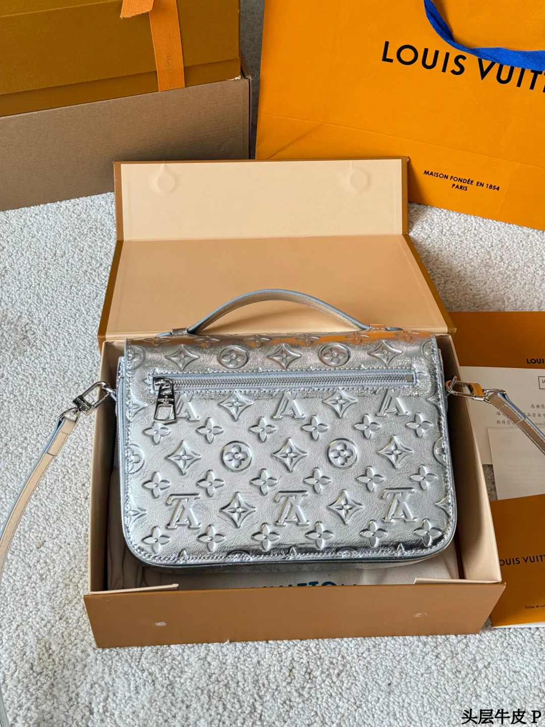 头层牛皮 p290 LV Pochette Metis 银色邮差包 SLV Pochette Metis银色邮差包,采用MonogramEmpreinte压纹牛皮,质感细腻耐用。斑鸠灰色低调优雅,银色五金+S型锁扣,细节满分!25x19x7cm25x19x7cm,内部多隔层+拉链口袋,收纳超方便。可拆卸肩带,手提斜挎都OK,通勤休闲都能驾驭了。经典设计+实用性,LV标志性单品,时髦精必入!