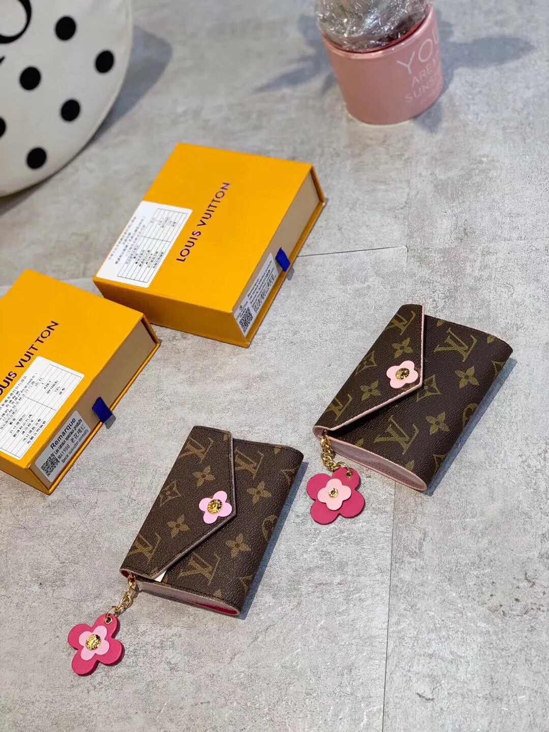 P95🎀🎀颜色 粉 玫🎀尺寸 12x10🎀Lv🔥四叶草豆豆百花盛开👍路易威登经典EMlLlE 钱夹 优雅而实用 粉色皮革饰边与可爱的Monogram花卉装饰尽显精致柔美🆕❤升级版