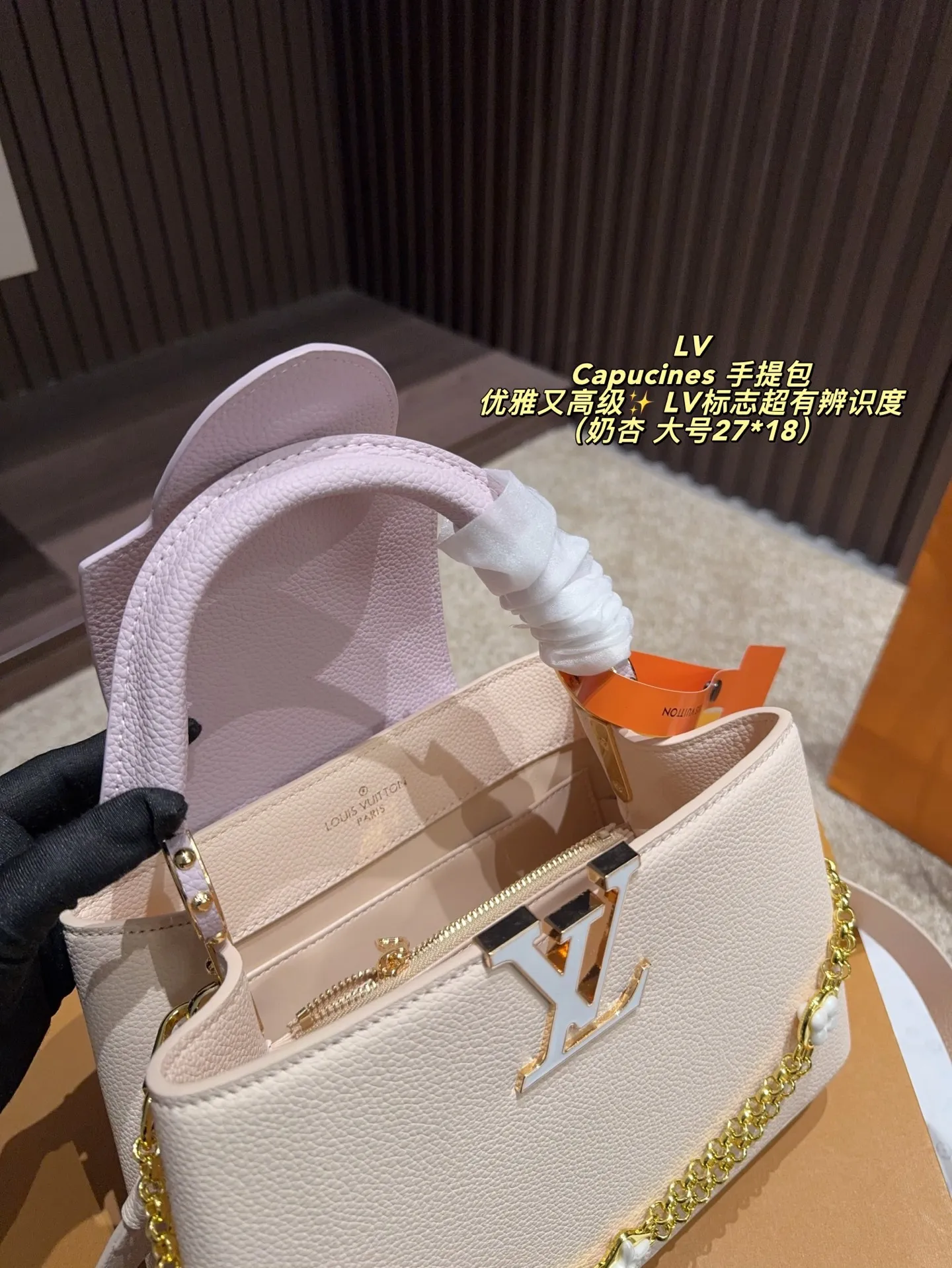 P185配折叠盒⚠️尺寸27*18 P175配折叠盒⚠️尺寸20*14 LV Capucines 手提包 优雅又高级✨ LV标志超有辨识度，手提or斜挎都OK，配可拆卸肩带，日常通勤、晚宴都能轻松驾驭。尺寸适中，收纳力满分，实用又时髦！沉稳大气，细节精致，秋冬搭配深色系服饰超加分，是LV经典系列代表款之一