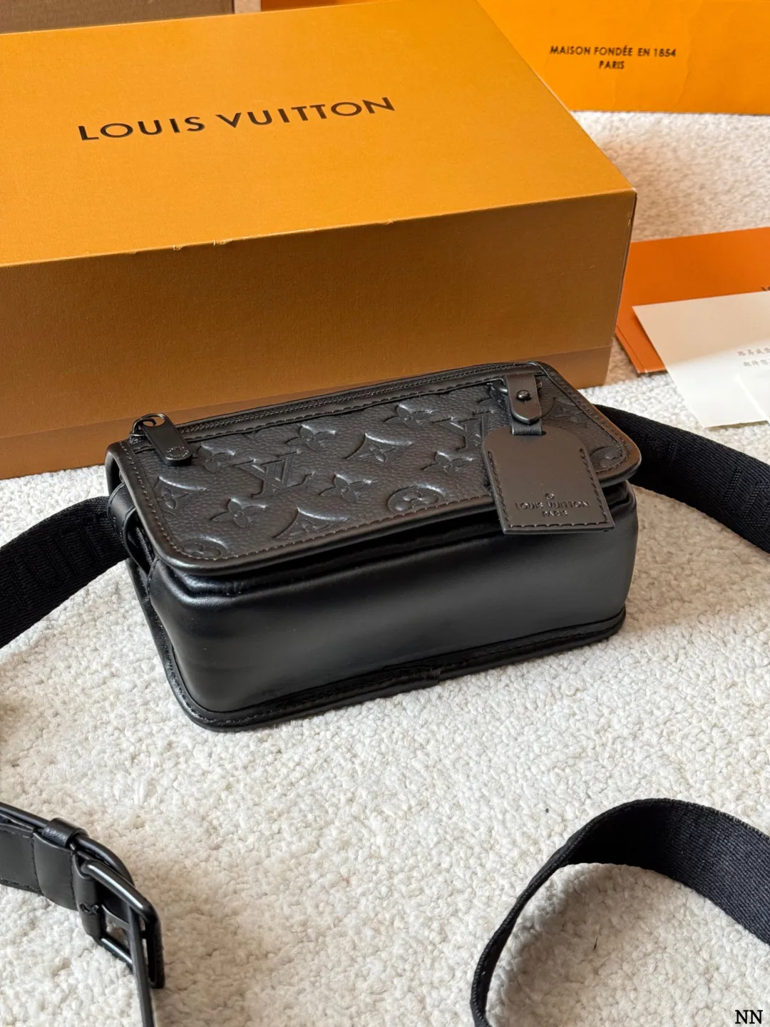 牛皮版本 p170 LV 黑花 Soft Trunk 盒子包 VLV Soft Trunk黑花盒子包,经典Monogram Eclipse黑花图案,低调又有辦识度!涂层帆布+牛皮饰边,质感满分。配可调节肩带,单肩斜挎都OK,日常通勤、出街超百搭。内部空间合理,手机、卡包、钥匙轻松收纳,拉链开合更安全全。男女都能驾驭,时尚又实用,LV热门款必入 18.5x13x8cm18.5x13x8cm