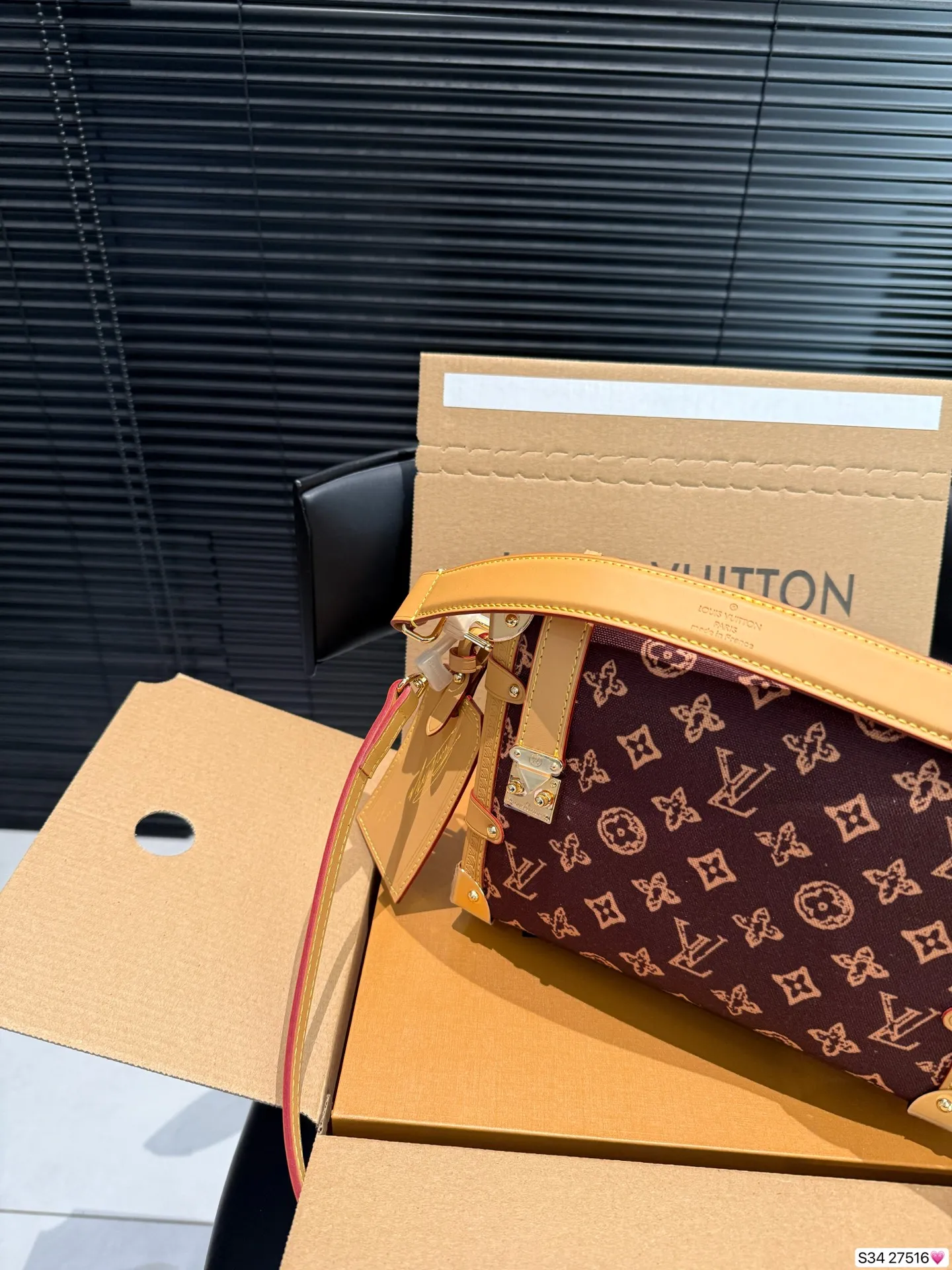 P220 配飞机盒折叠盒 LV 130周年限定来袭!村上隆三彩返场🥹 LV 130周年限定系列,这次是真的开挂了! LV谷爱凌软盒子来啦美到犯规💕 五金精致有分量,肩带长度刚刚好,单肩斜挎都很绝👏日常搭配T恤、牛仔裤,容量也很实用,手机、口红、粉饼等小物件都能装下~ 尺寸23 16 货号27516