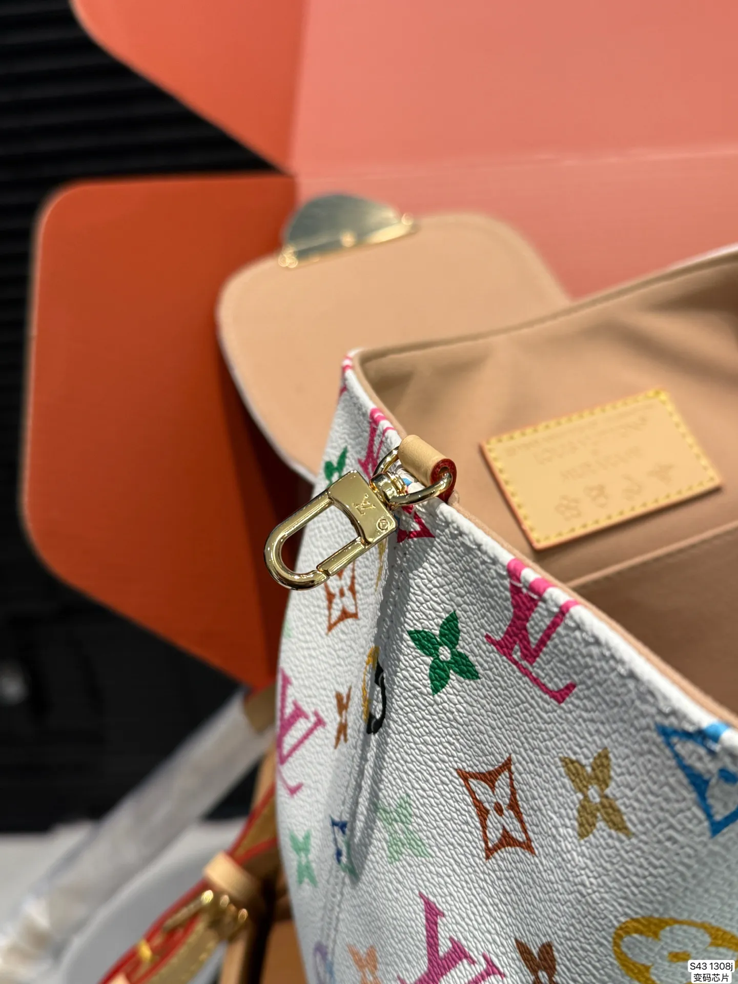 P265 配飞机盒折叠盒子 LV双肩包 配变码芯片 LV尤物!人间白三彩真漂亮啊白三彩系列每一只都值得收藏,又可以搭配俏皮可爱下次想试试洒脱一点穿搭彩色老花 五彩缤纷的少女心满出来这只包适配乐开了花的心情 尺寸:20 20货号13081