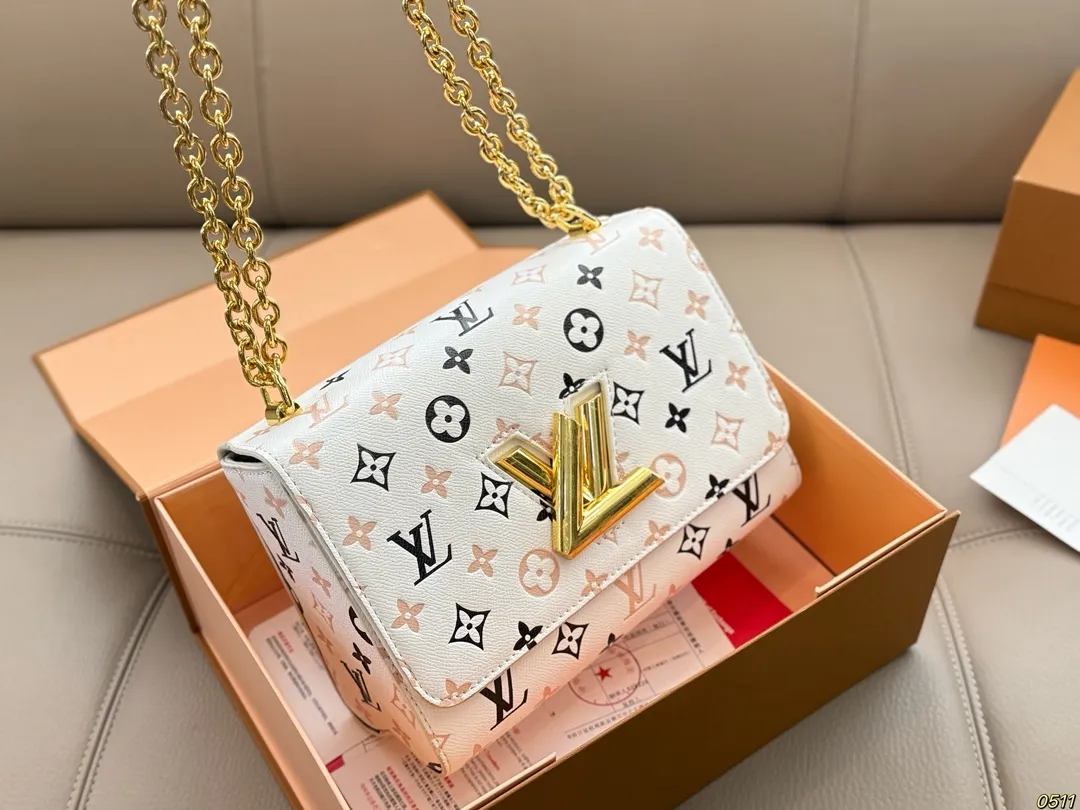 &yen;145折叠盒 原版五金带logo LVTwist新款包包 复古优雅 永远的经典 正式休闲皆可 日常通勤无压力 尺寸：23 16