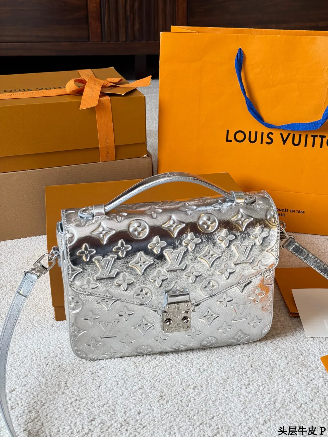 头层牛皮 p290 LV Pochette Metis 银色邮差包 SLV Pochette Metis银色邮差包,采用MonogramEmpreinte压纹牛皮,质感细腻耐用。斑鸠灰色低调优雅,银色五金+S型锁扣,细节满分!25x19x7cm25x19x7cm,内部多隔层+拉链口袋,收纳超方便。可拆卸肩带,手提斜挎都OK,通勤休闲都能驾驭了。经典设计+实用性,LV标志性单品,时髦精必入!