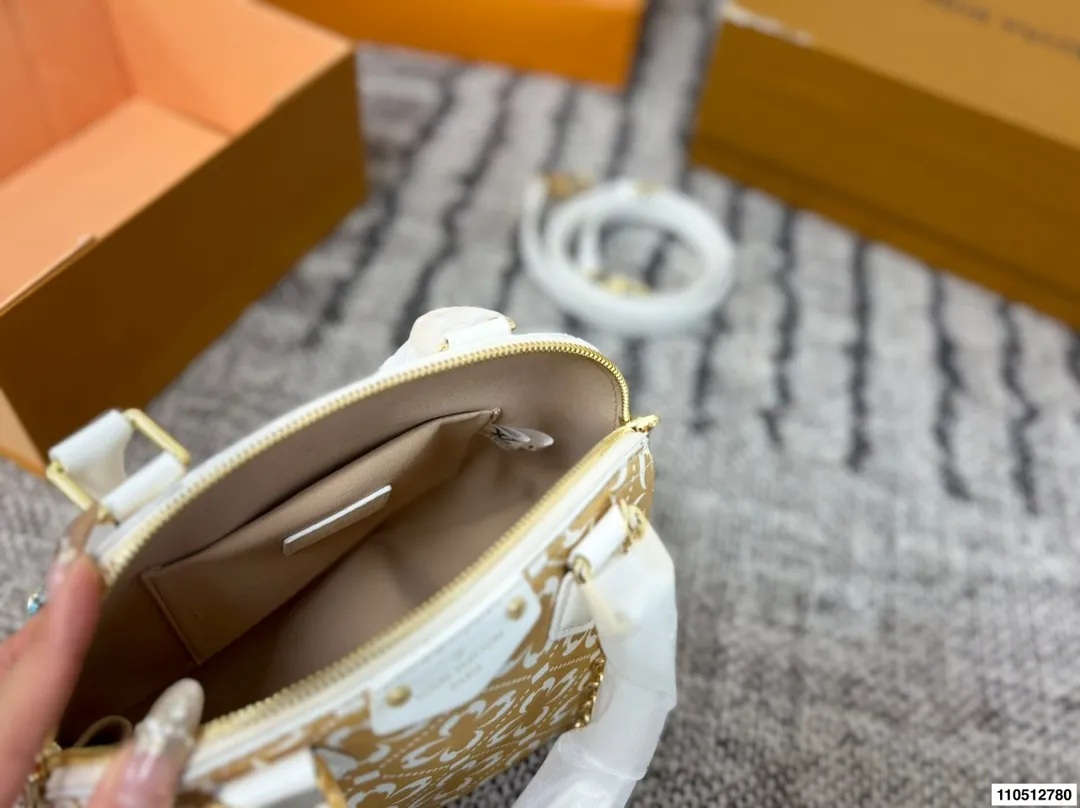 p190 配折叠盒 Lv Alma贝壳包 内敛！深沉！有味道！ 这款百搭的经典手袋 依然很受现代的青睐！ 尺寸：22 17