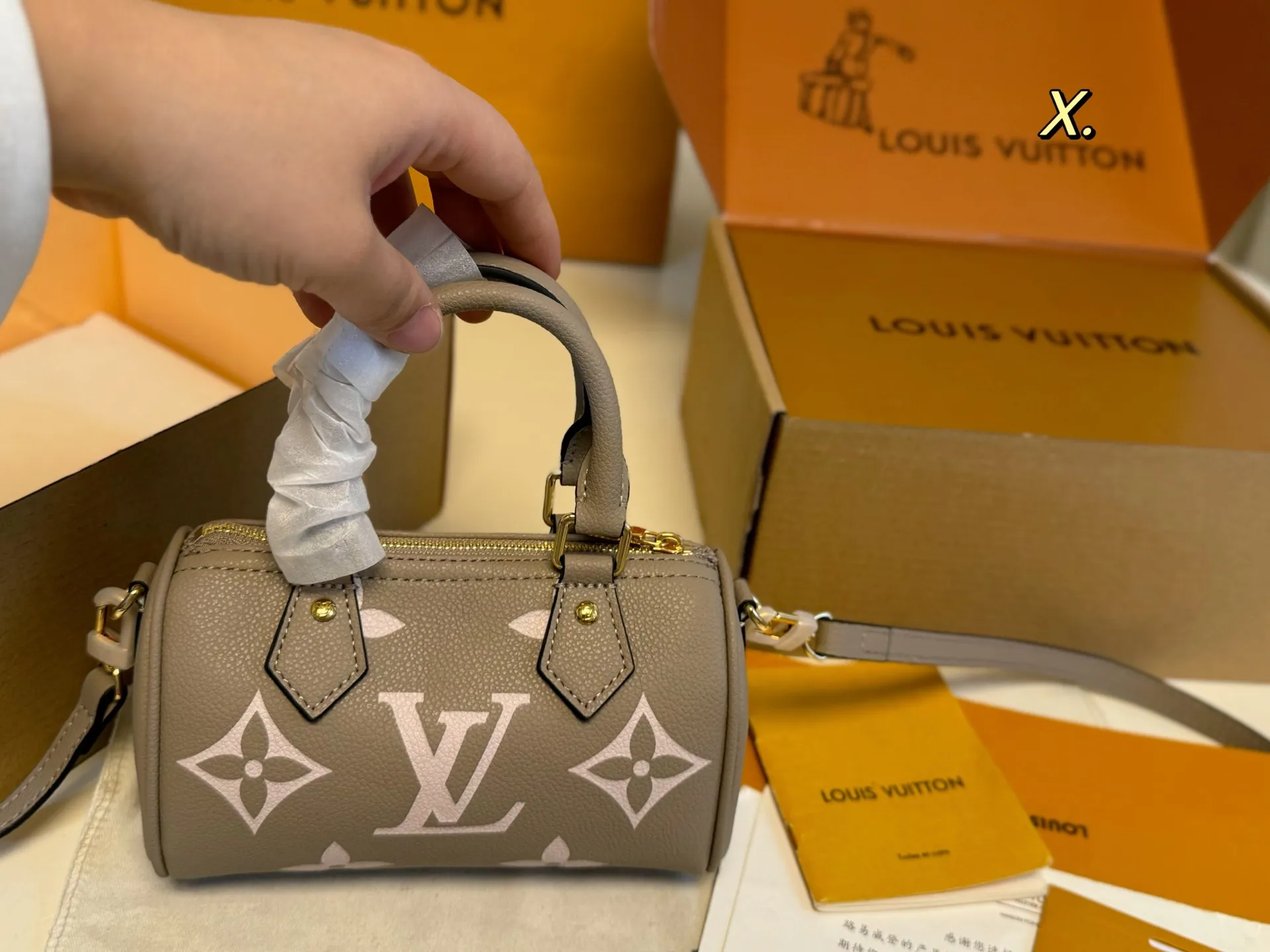 P165 16cm(折叠盒飞机盒) size:16×10 LV 路易威登Speedy nano迷你枕头包💕 新款的肩带可以调节拆卸; 线条精致,小巧轻便又时尚~ 细节质感在线,四季百搭‼️