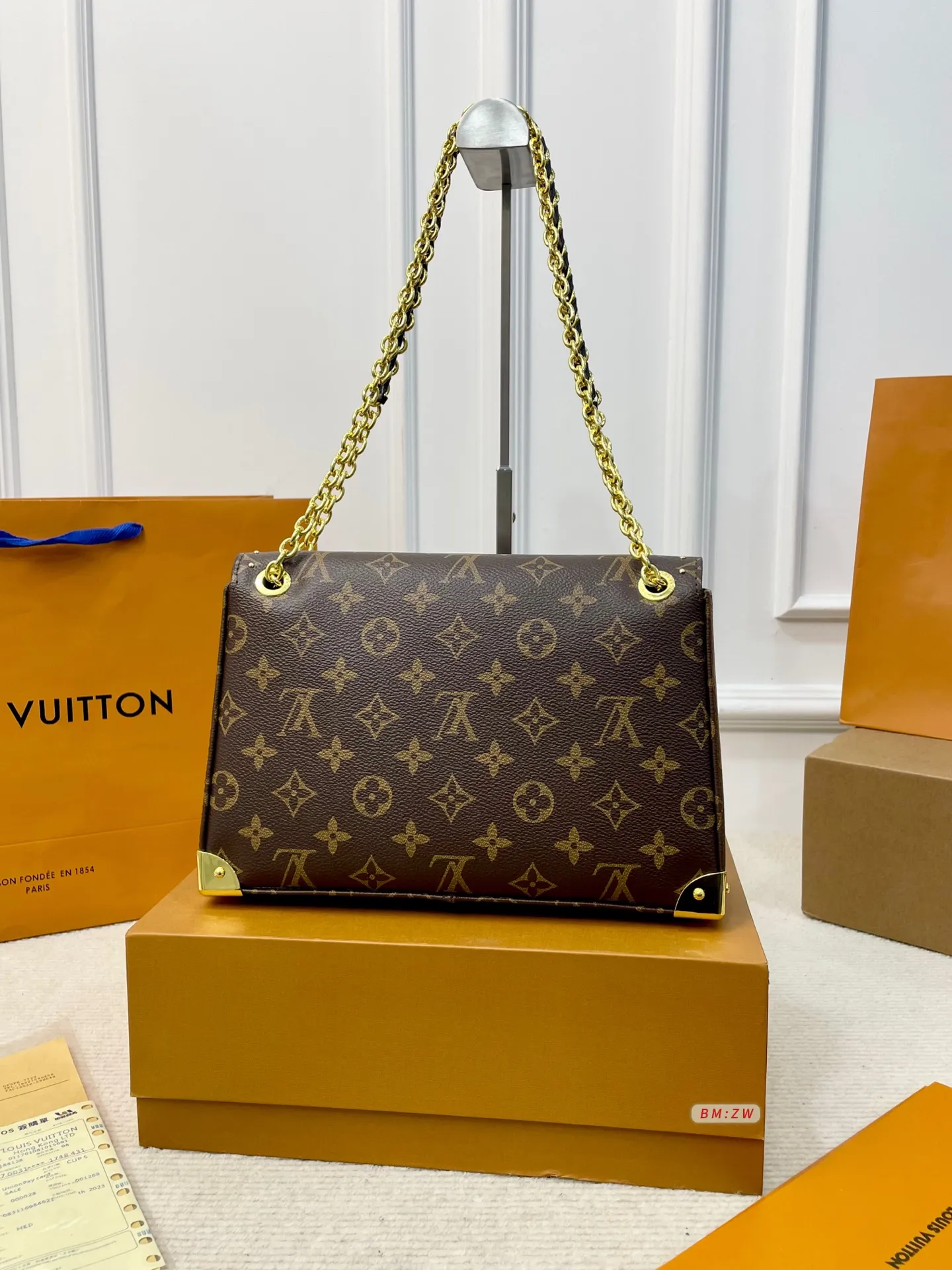 💰185 配折叠盒子 LV Trunkie链条包,2025春夏系列新品,经典Monogram老花帆布+金属链条,复古又时髦✨。小巧精致,配可拆卸肩带,手提、单肩、斜挎都OK!灵感来自LV档案馆,融合邮差包元素,翻盖+金属锁扣超有辨识度🧳。内部空间合理,通勤出行都很实用,是经典与现代的完美结合! 尺寸:26*8*17