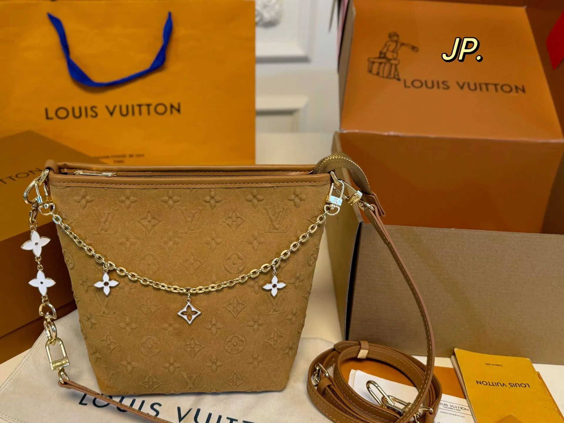 P165(折叠盒飞机盒) size:17×20 LV路易威登麂皮绒中古链条水桶包💕 超级耐看的经典配色! 采用桶状设计,容量十足 配有长肩带,多种背法 日常出街、通勤,低调又百搭‼️