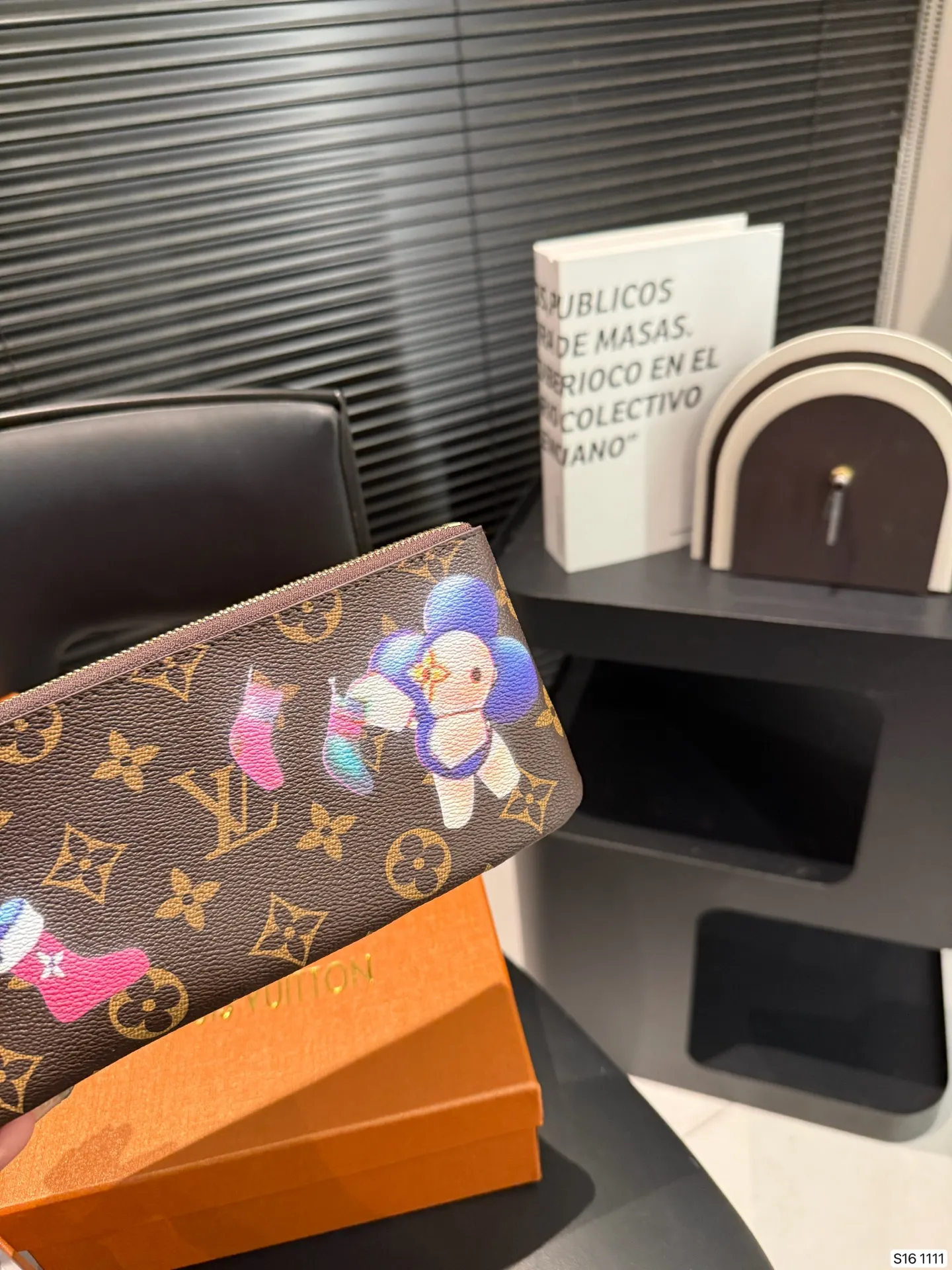 P130 配盒子 LV 专柜最新款火爆登场！做工精致， 媲美专柜！多功能小钱包超级实用 尺寸20 10 货号1111