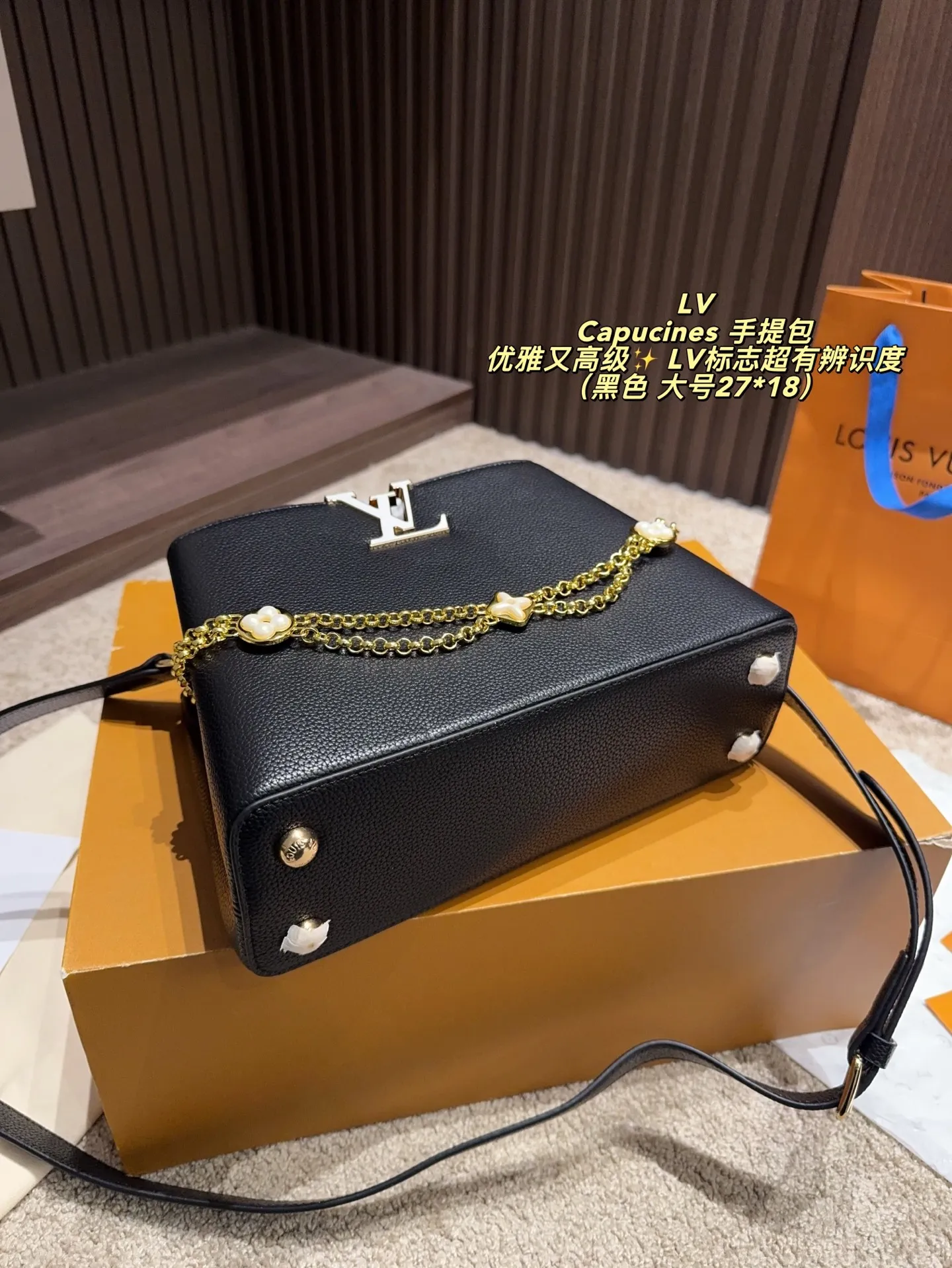 P185配折叠盒⚠️尺寸27*18 P175配折叠盒⚠️尺寸20*14 LV Capucines 手提包 优雅又高级✨ LV标志超有辨识度,手提or斜挎都OK,配可拆卸肩带,日常通勤、晚宴都能轻松驾驭。尺寸适中,收纳力满分,实用又时髦!沉稳大气,细节精致,秋冬搭配深色系服饰超加分,是LV经典系列代表款之一