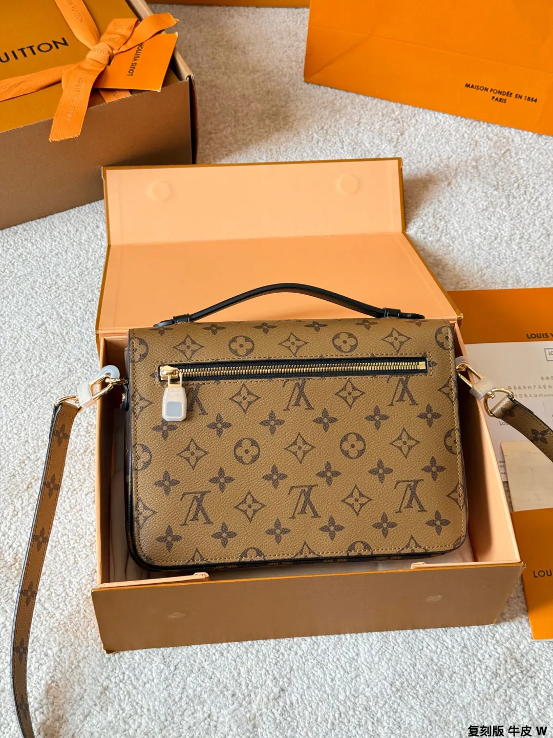 复刻版 牛皮 p195 Lv Pochette M&eacute;tis 邮差包 复刻版 牛皮 邮差包老花手提单肩斜挎包，优雅低调的外形设计和宽敞的包身更加入了实用性，LV闪亮的纯钢金色五金配件- 可调节肩带，配有树糕皮的肩垫，拉链闭合 超细纤维内衬 尺寸：25*20cm