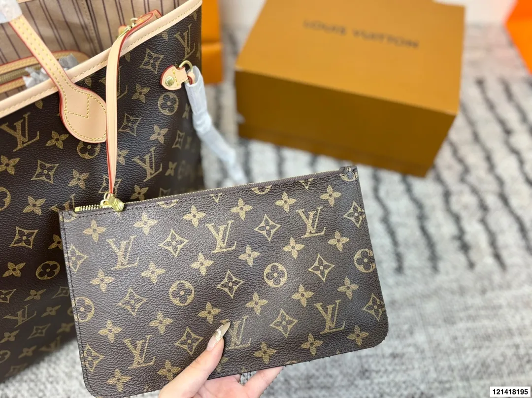 p135 全套包装LV 经典购物袋 Neverfull 全新演绎经典手袋,探索袋内精致细节。重新设计的内袋采用了清新的织物内衬和灵感源自档案馆的复古细节,最值得称道的莫过于可脱卸式拉链手包,它既可单独作为一只精致手拿包使用,亦可作为额外的口袋。明快的内衬色调为 Monogram 经典帆布增加了更多活泼生动之感。尺寸33 30