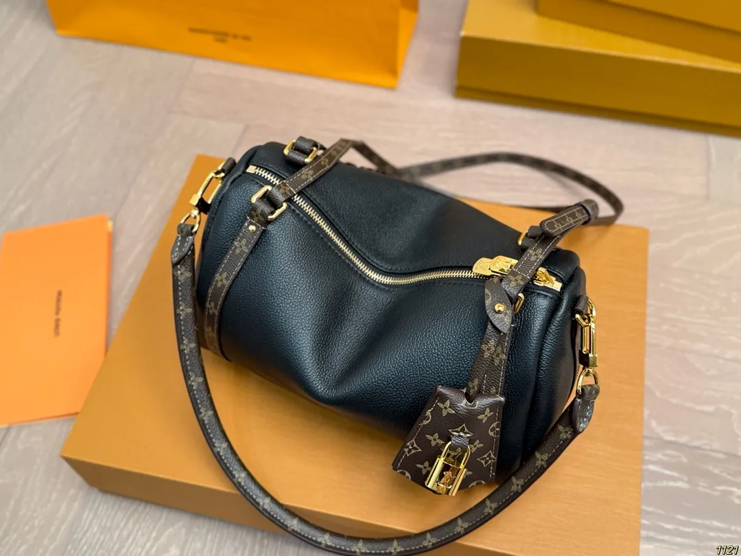 纯皮¥240飞机盒钢五金 专柜同步163变频芯片 LV路易威登Express枕头包 配有可拆卸肩带🉑自由转换 手提,肩背或斜挎等各种造型背法 极具松弛感 上身效果时髦好看‼️ 尺寸:小号26 15